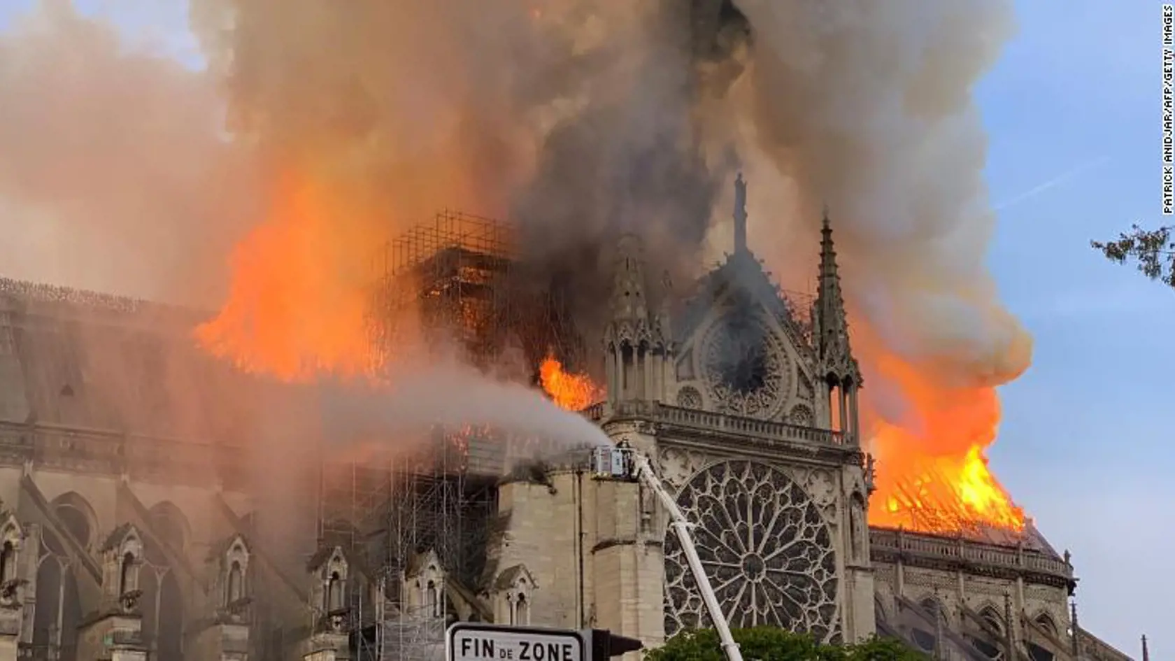 Katedrála Notre Dame v plameňoch