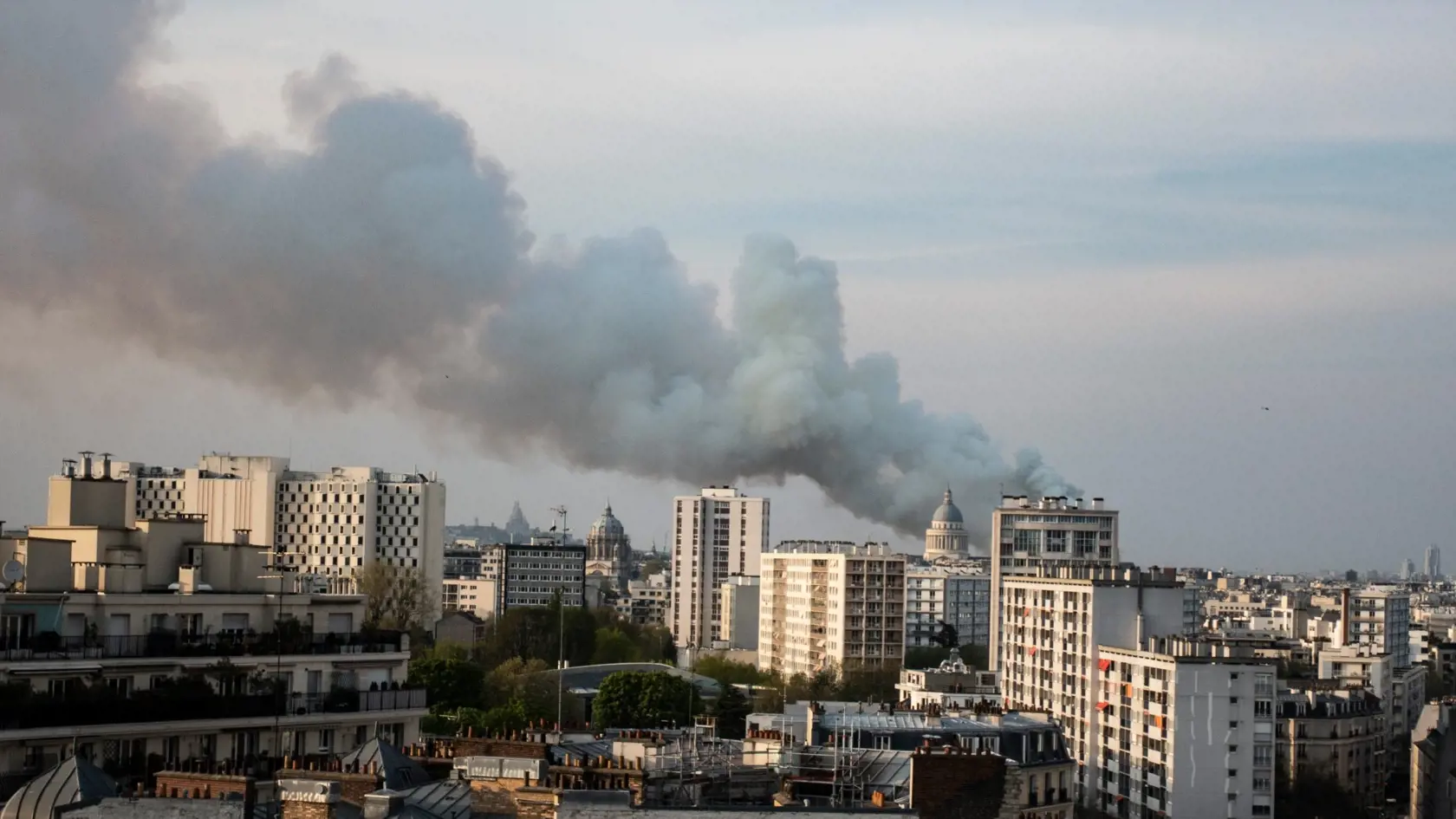 V parížskej Katedrále Notre-Dame vypukol v pondelok popoludní požiar, ktorý môže súvisieť s prebiehajúcimi renovačnými prácami.