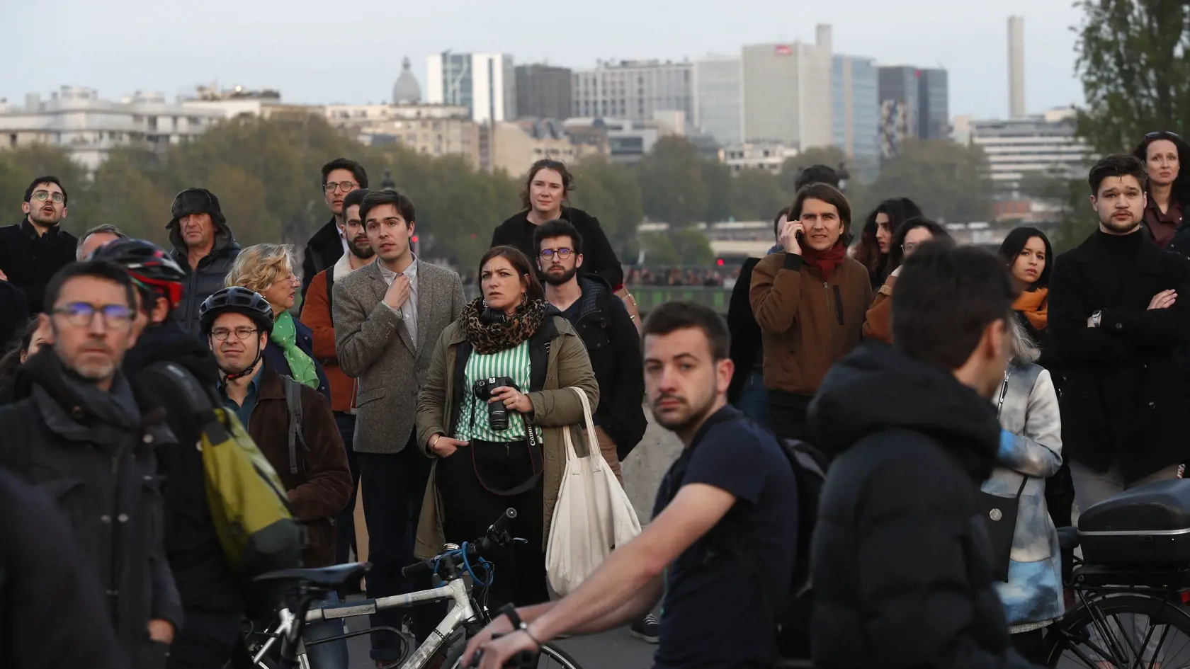 KK42 Paríž - Na snímke ľudia sledujú plamene a dym z horiacej Katedrály Notre-Dame  15. apríla 2019 v Paríži. V parížskej Katedrále Notre-Dame vypukol v pondelok popoludní požiar, ktorý môže súvisieť s prebiehajúcimi renovačnými prácami. FOTO TASR/AP
People watch as flames and smoke rise from Notre Dame cathedral as it burns in Paris, Monday, April 15, 2019. Massive plumes of yellow brown smoke is filling the air above Notre Dame Cathedral and ash is falling on tourists and others around the isl
