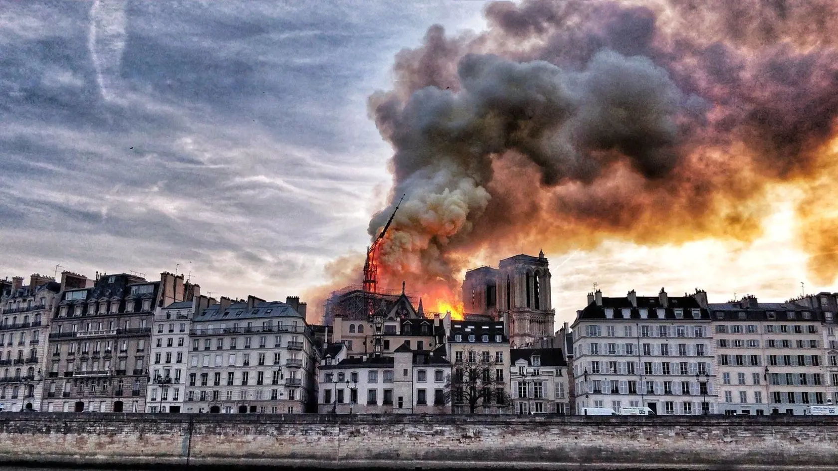Notre Dame v plameňoch