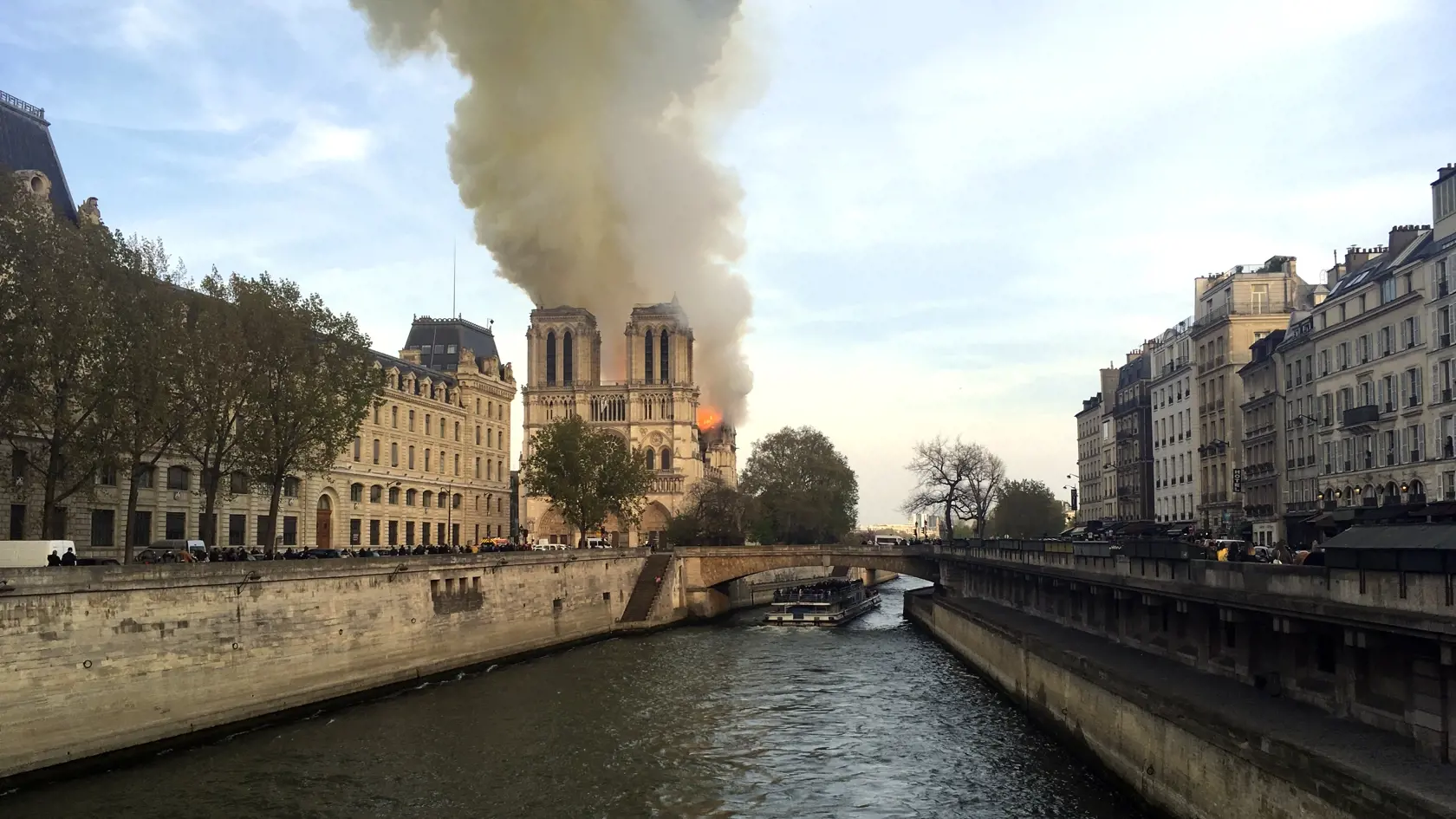 KK27 Paríž - Na snímke Katedrála Notre-Dame počas požiaru 15. apríla 2019 v Paríži. V parížskej Katedrále Notre-Dame vypukol v pondelok popoludní požiar, ktorý môže súvisieť s prebiehajúcimi renovačnými prácami. FOTO TASR/AP
Notre Dame cathedral is burning in Paris, Monday, April 15, 2019. Massive plumes of yellow brown smoke is filling the air above Notre Dame Cathedral and ash is falling on tourists and others around the island that marks the center of Paris. (AP Photo/Lori Hinant)