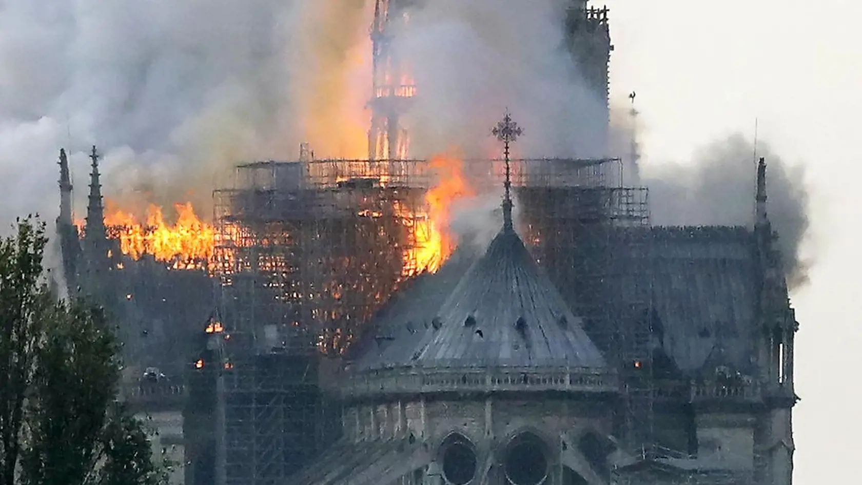 V parížskej Katedrále Notre-Dame vypukol v pondelok popoludní požiar, ktorý môže súvisieť s prebiehajúcimi renovačnými prácami.