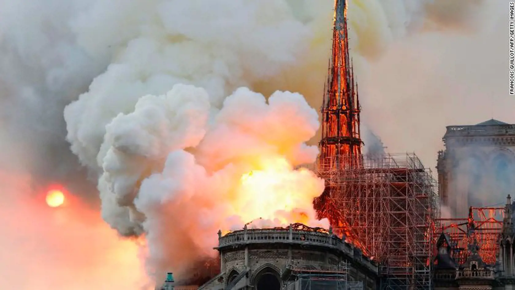 V parížskej Katedrále Notre-Dame vypukol v pondelok popoludní požiar, ktorý môže súvisieť s prebiehajúcimi renovačnými prácami.