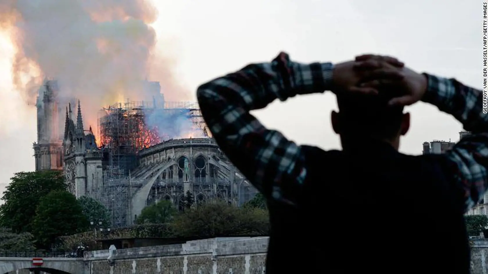 V parížskej Katedrále Notre-Dame vypukol v pondelok popoludní požiar, ktorý môže súvisieť s prebiehajúcimi renovačnými prácami.