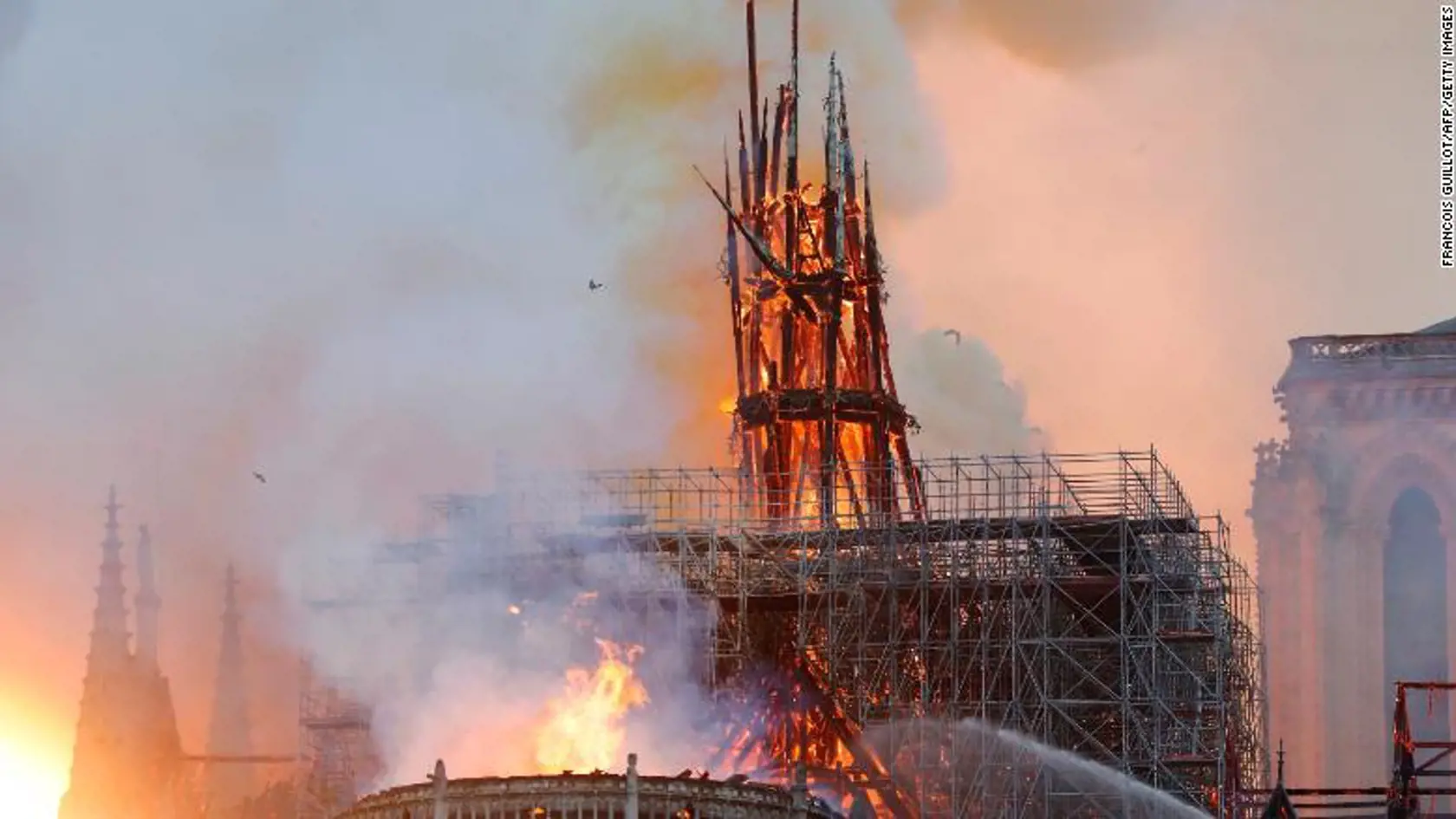 V parížskej Katedrále Notre-Dame vypukol v pondelok popoludní požiar, ktorý môže súvisieť s prebiehajúcimi renovačnými prácami.