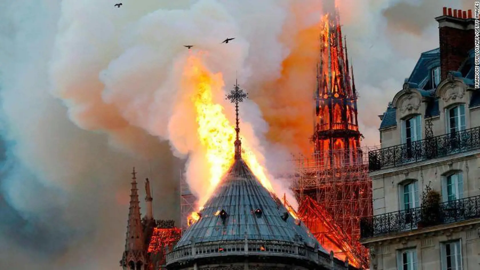 V parížskej Katedrále Notre-Dame vypukol v pondelok popoludní požiar, ktorý môže súvisieť s prebiehajúcimi renovačnými prácami.