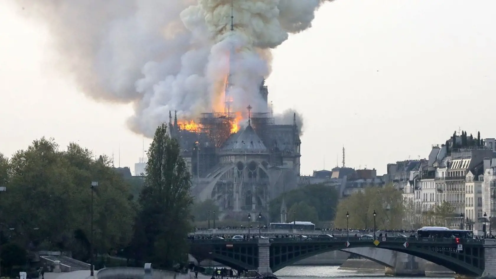 Notre Dame v plameňoch