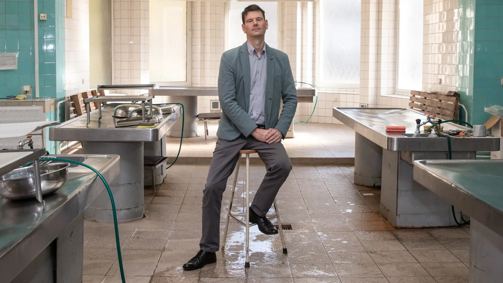 Na snímke je MUDr. Michal Palkovič, ktorý pracuje v ústave patologickej anatómie a ako odborný asistent vysokej školy lekárskej fakulty.