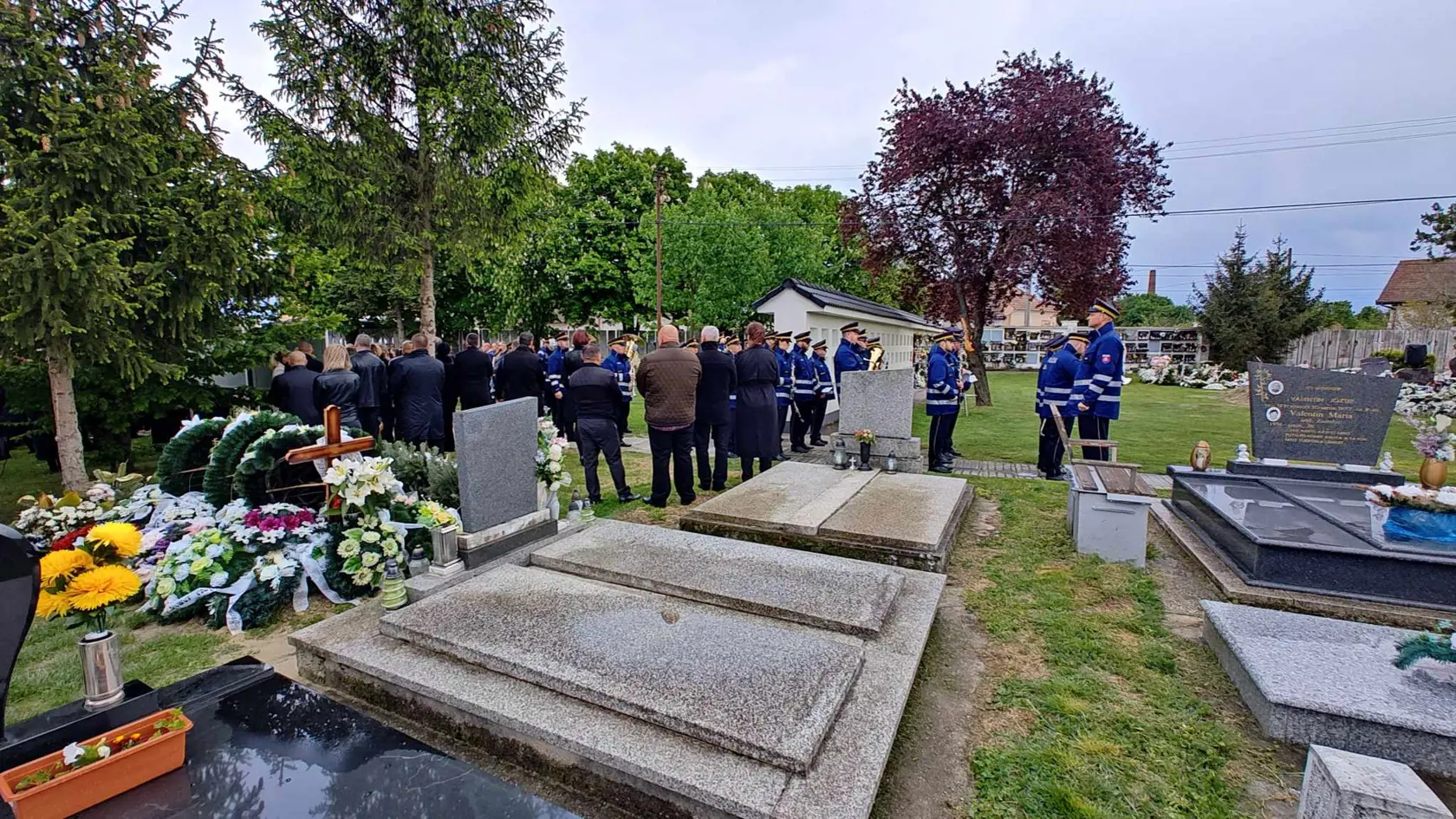 Aj kolegovia  policajti sa s nebohou Myrtil lúčia.