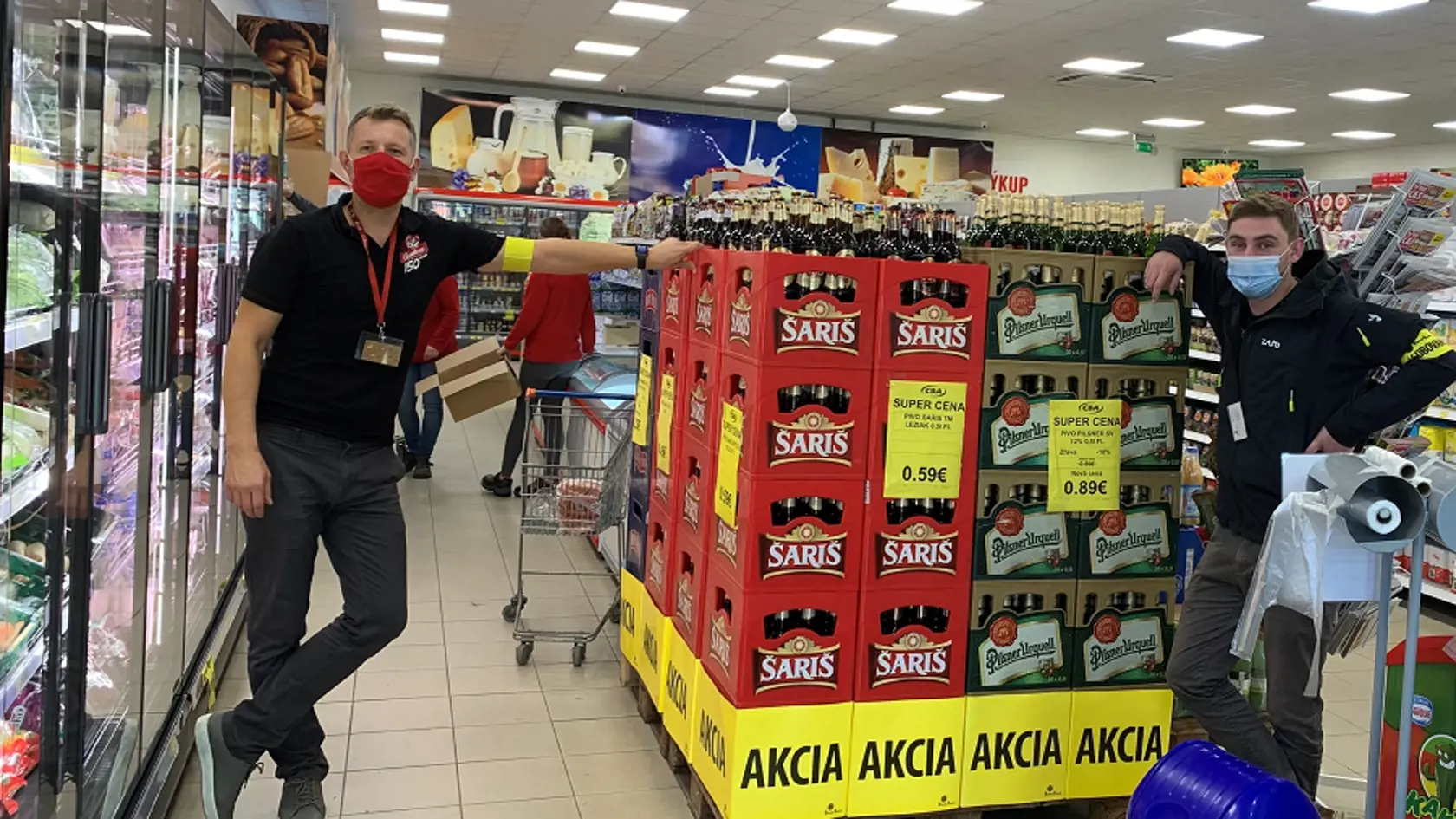 V Prazdroji pomáhali aj obchodom. Zamestnanci pomáhali pri dokladaní tovaru v obchodoch.