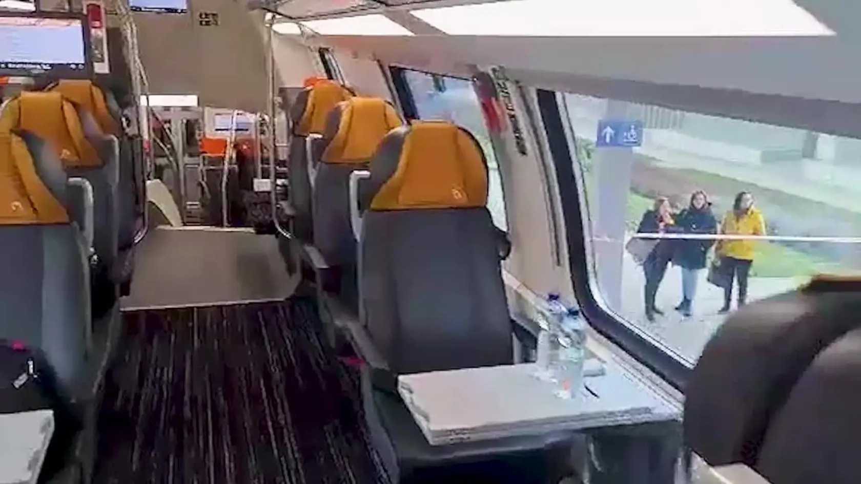 Aj my sme mali možnosť odviezť sa spolu s prvými cestujúcimi v novučičkej súprave typu KISS.
