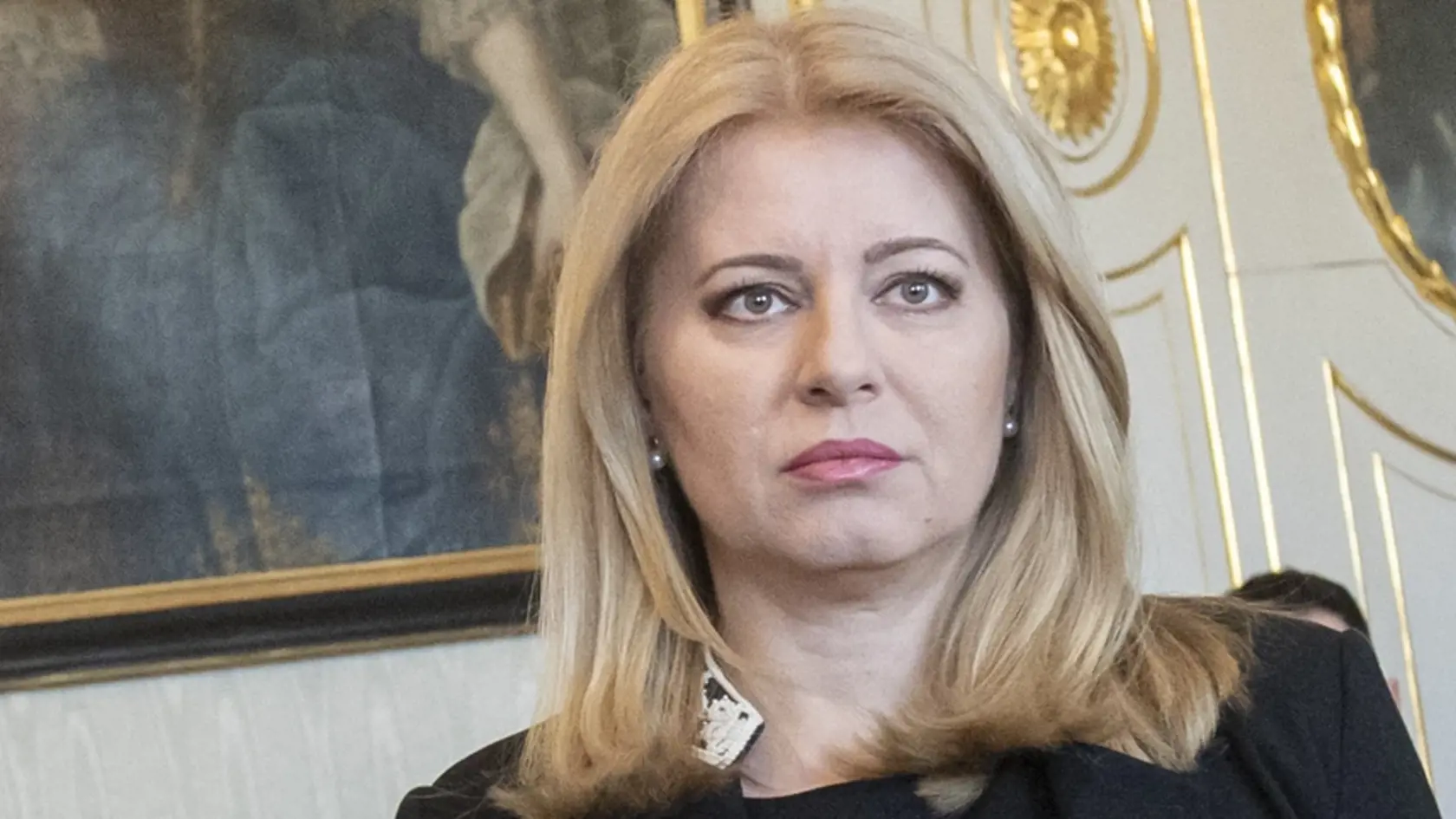 Prezidentka v rovnakom outfite ako sa objavila v SNG odovzdala poverenie dočasnému premiérovi SR Eduardovi Hegerovi k vedeniu Ministerstva zdravotníctva SR 3. marca 2023 v Bratislave. Dvojica s kamennými tvárami pózuje pred médiami.