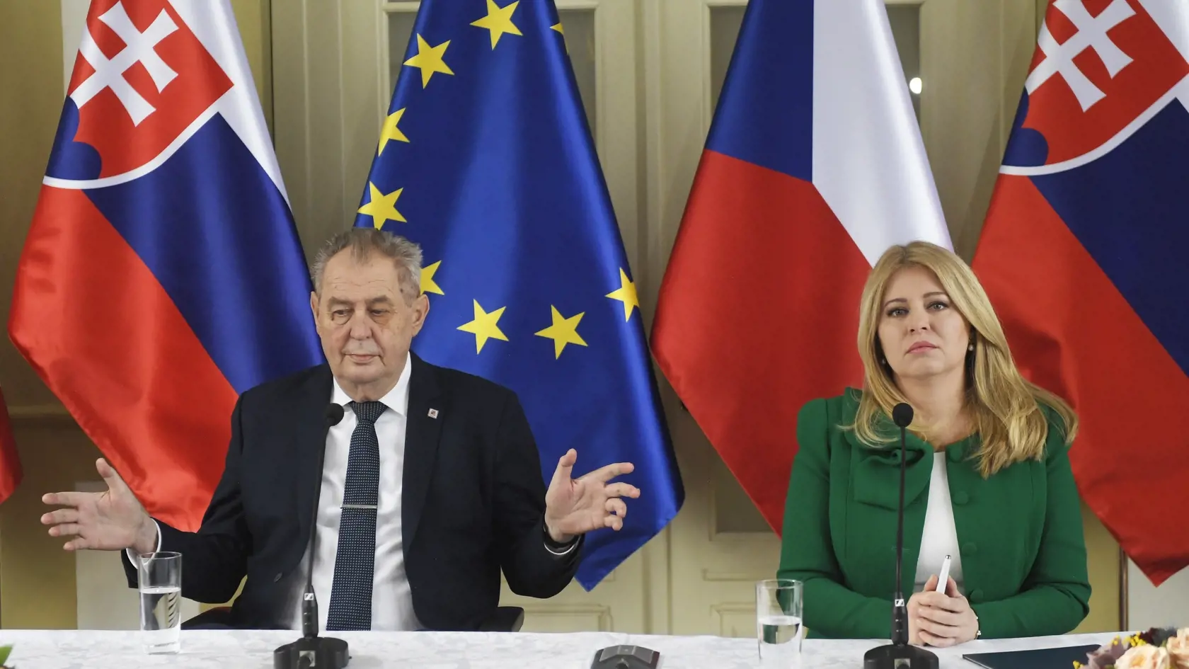 Zuzana Čaputová počas tlačovej konferencie v rámci rozlúčkovej návštevy českého prezidenta Miloša Zemana na Slovensku 7. februára 2023. Jej výraz nie je nijako optimisticky.