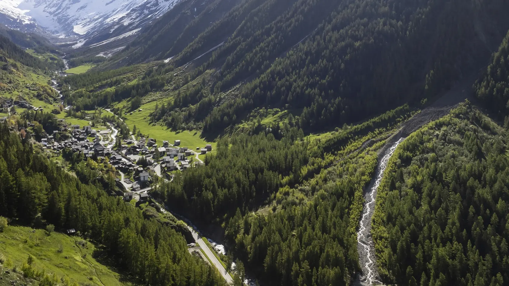 Alpská obec Blatten, ktorá sa nachádza v údolí Lötschental na juhu Švajčiarska v nedeľu 18. mája 2025.