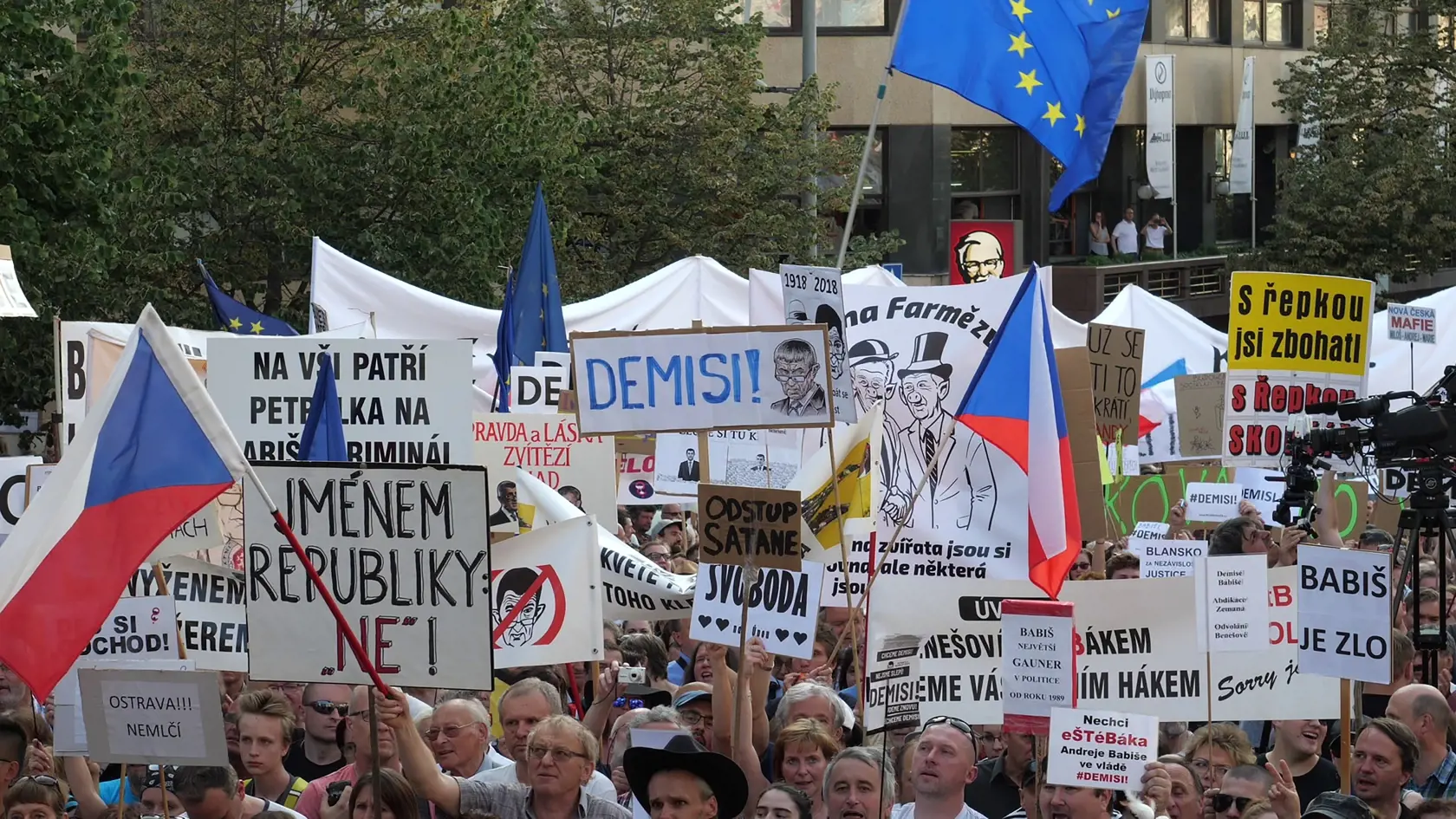 Plný Václavák: Spolok Milión chvíľok dostal na Václavské námestie 120 000 ľudí. Aj počas protestov stála Monika pri manželovi.