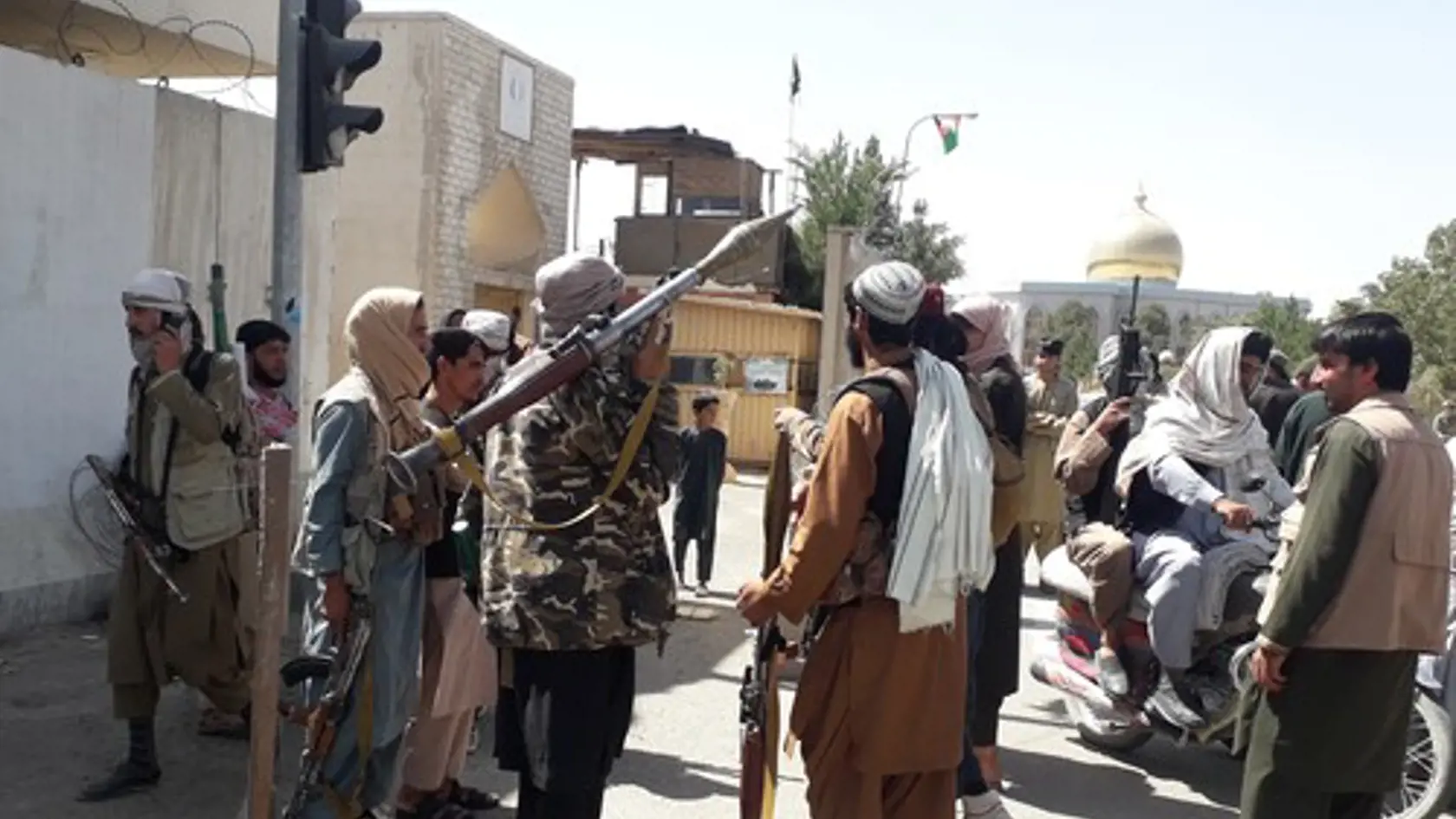 Taliban prakticky ovládol celý Afganistan, v ktorom plánuje vyhlásiť vlastnú vládu.