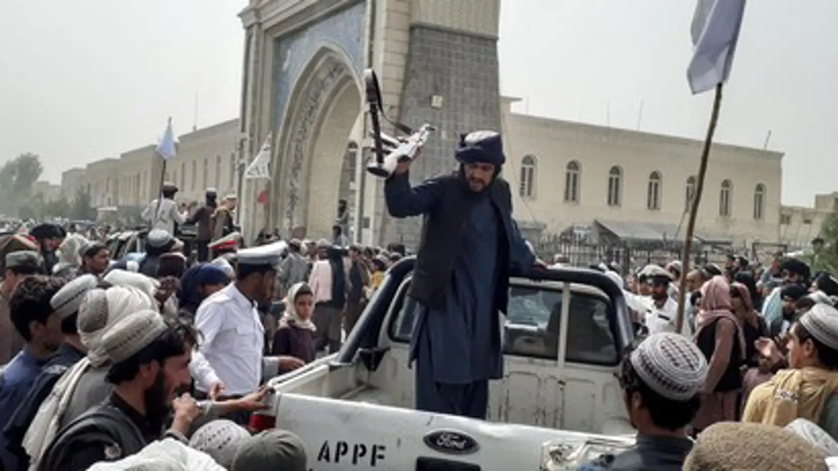 Taliban prakticky ovládol celý Afganistan, v ktorom plánuje vyhlásiť vlastnú vládu.