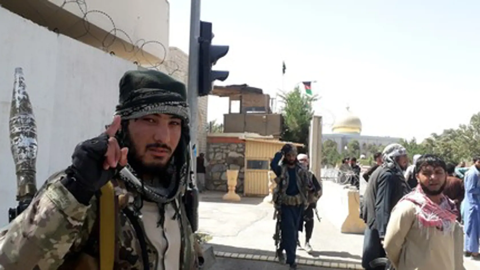 Taliban prakticky ovládol celý Afganistan, v ktorom plánuje vyhlásiť vlastnú vládu.