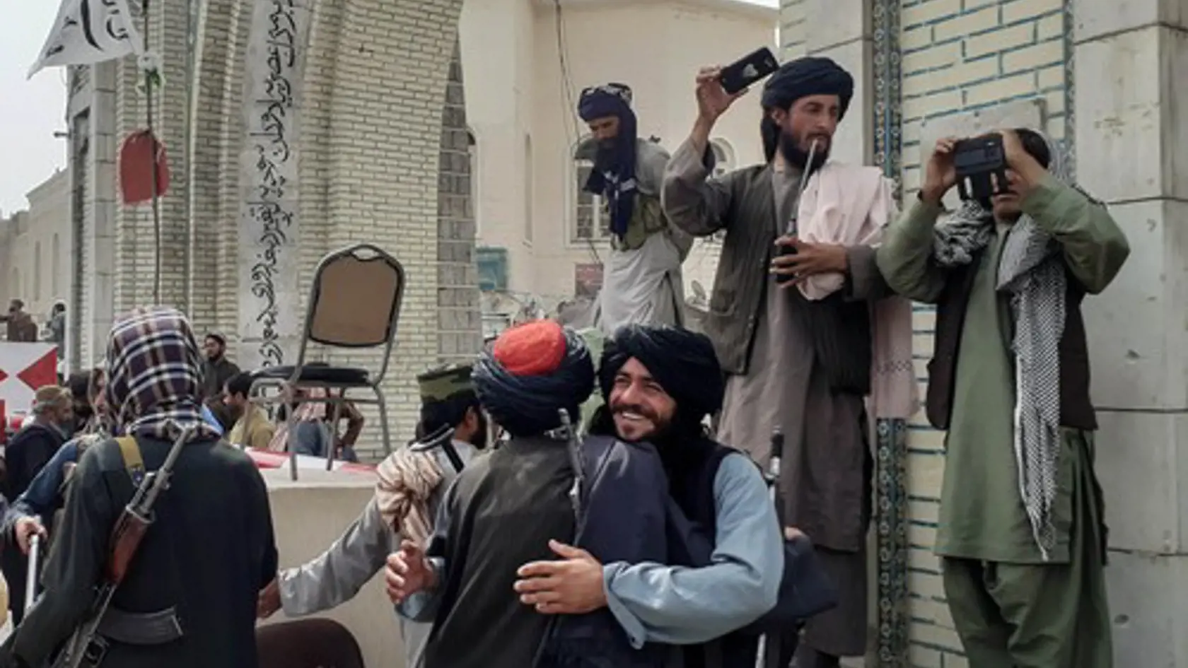 Taliban prakticky ovládol celý Afganistan, v ktorom plánuje vyhlásiť vlastnú vládu.