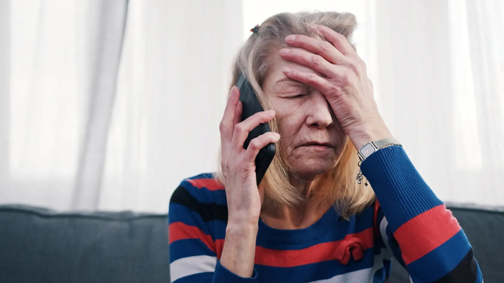 Polícia tiež varuje pred telefonickými a internetovými podvodníkmi. (Ilustračné foto)