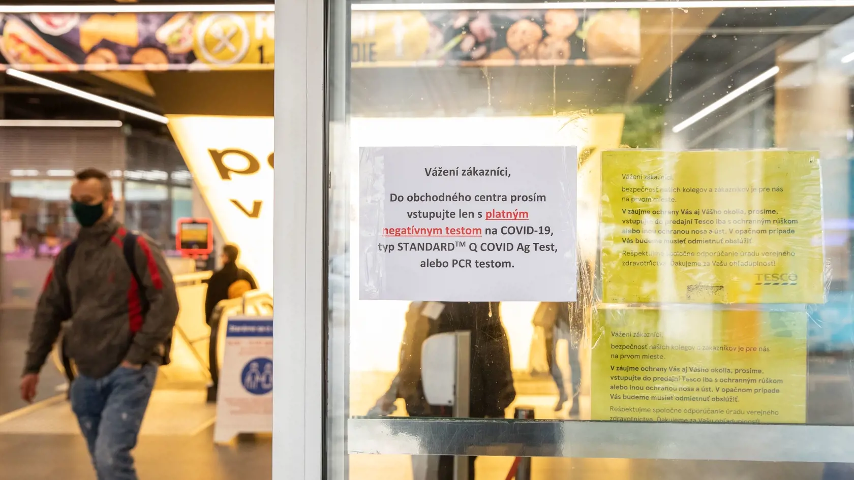 Na snímke je nové pravidlo. Na vstup do obchodov je potrebné mať pri sebe certifikát s negatívnym výsledkom testu na Covid-19. 