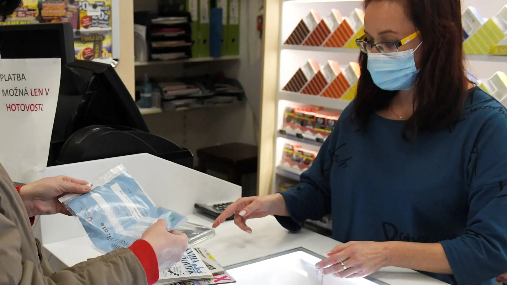 SR Košice koronavírus testovanie certifikát obchody KEX

zákazníčka v predajni  tabaku preukázanie antigénový certifikát na ochorenie COVID-19 s negatívnym výsledkom