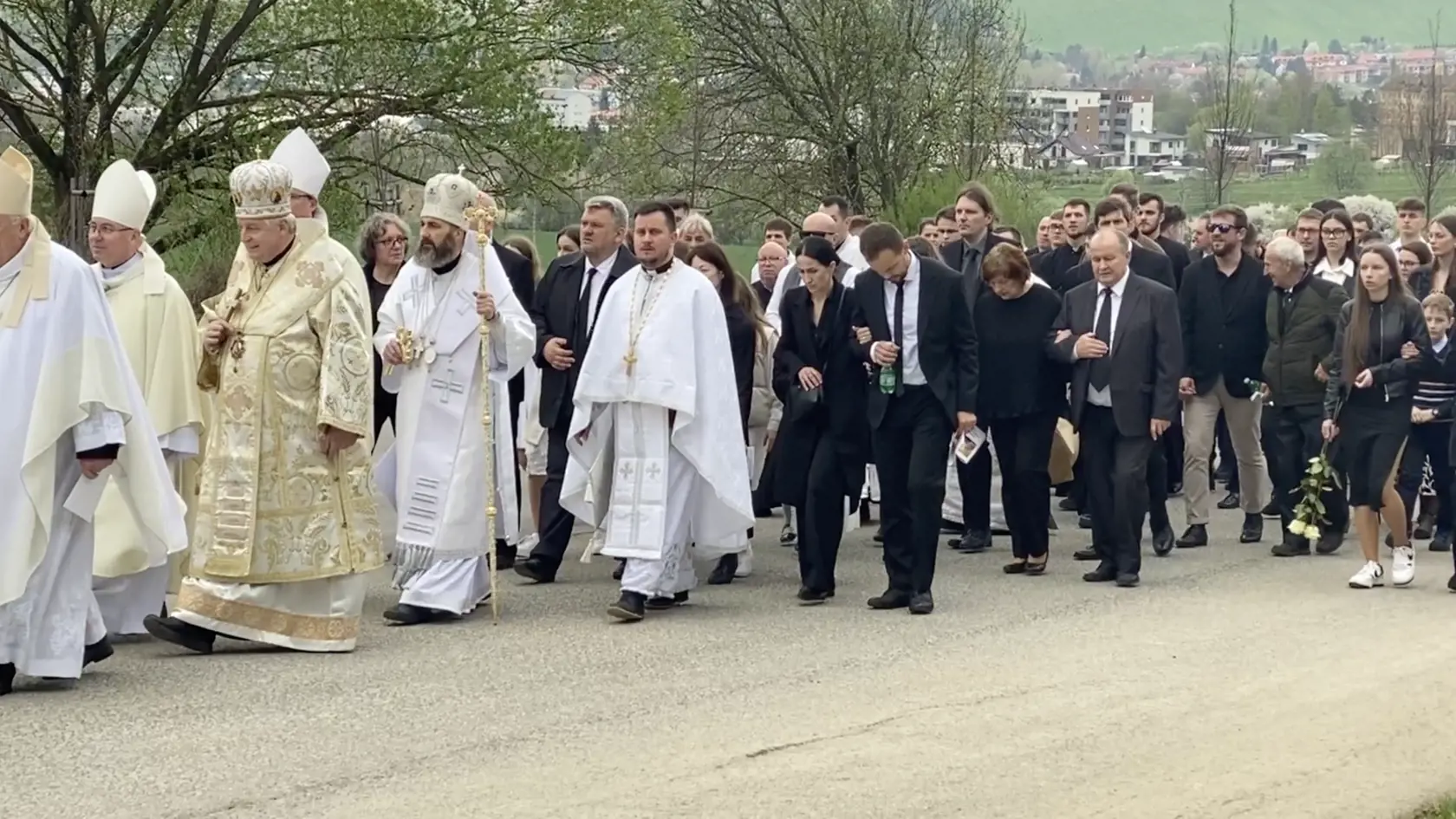 Príbuzní obetí tragickej nehody pri Spišskom Podhradí 6. 4. 2024 šli v smútočnom sprievode za zástupom kňazov a cirkevných hodnostárov.