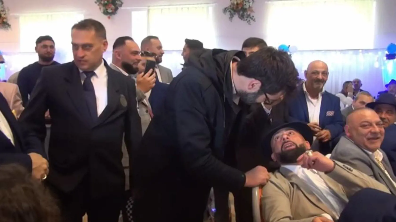 Oslavy, po ktorej zostal zničený kultúrny dom, sa zúčastnil aj primátor Hattas. Ten hovorí o rasizme.