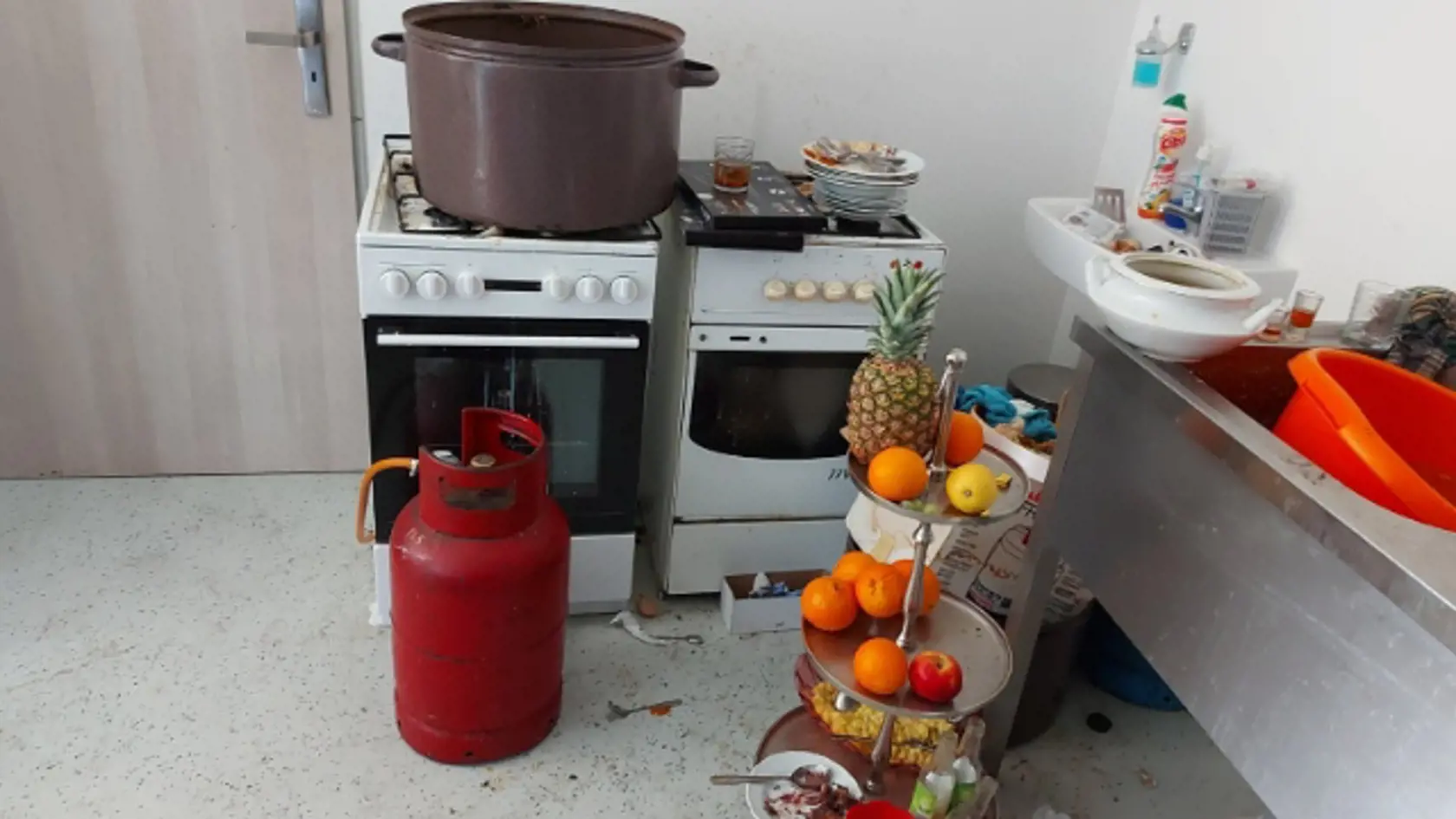 Kuchynka v kultúrnom dome v nitrianskej časti Dražovce slúži ba na ohrev už pripraveného jedla. Zjavne sa tu varilo bez povolenia hygieny.