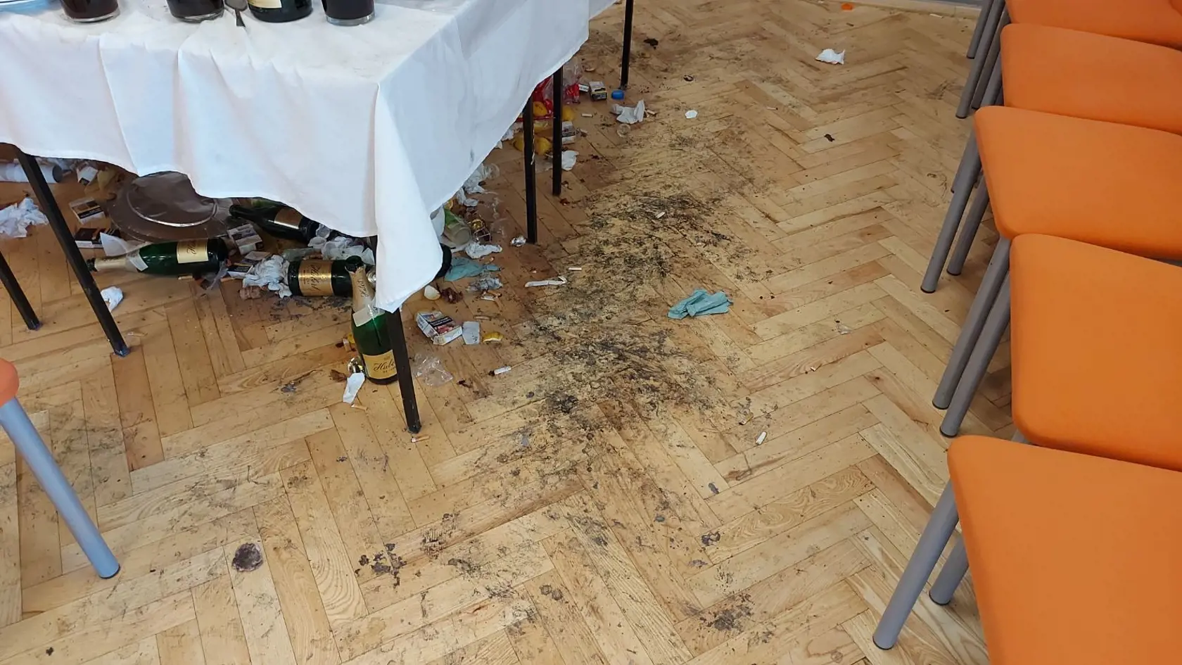 V kultúrnom dome v Dražovciach sa fajčilo, fľaše, ohorky, zvyšky jedla sa váľali po drevených parketách.