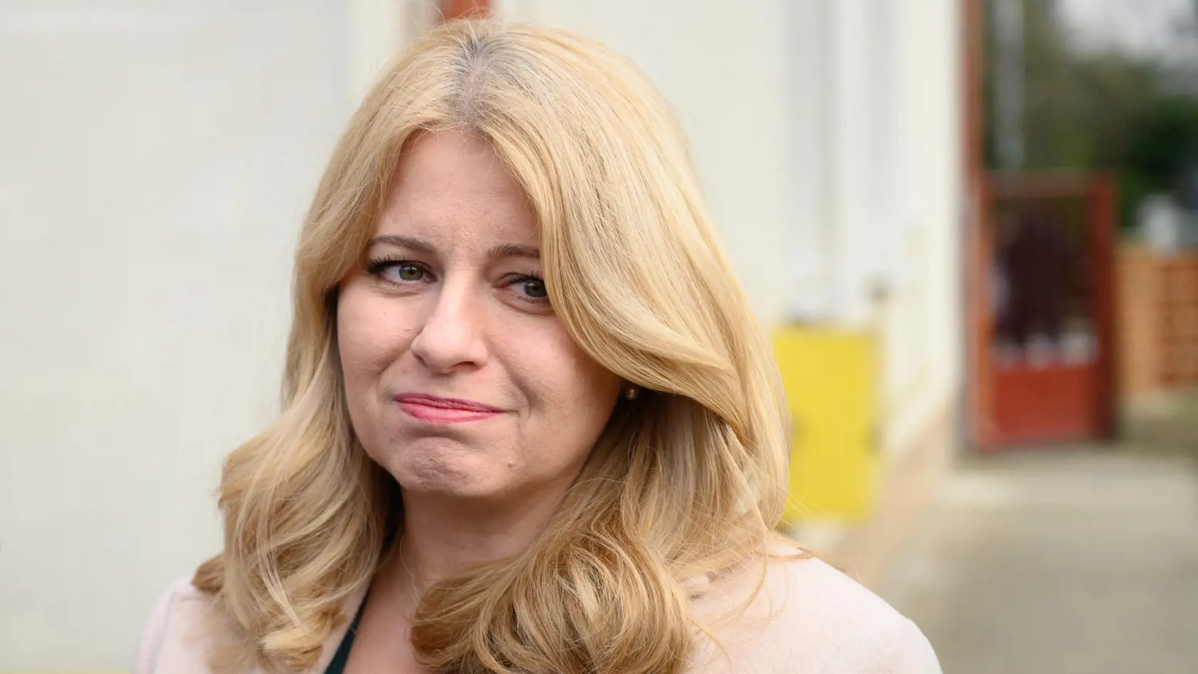 Prezidentka navštívila v rámci regionálneho výjazdu Nové Zámky a Hurbanovo v stredu 1. marca. Úsmev pôsobí čudne. Odrasty šedín jej na zjave nepridali. Teraz však prekvapila.