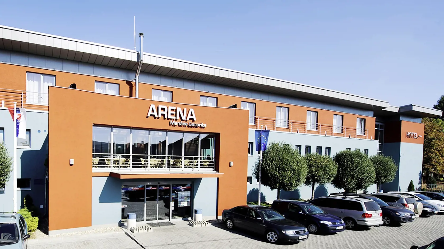 Štadión s hotelom. Už počas svojej hokejovej kariéry dal Marián v Trenčíne postaviť arénu, kde funguje aj jeho hokejová škola. Nechýba trojhviezdičkový hotel.