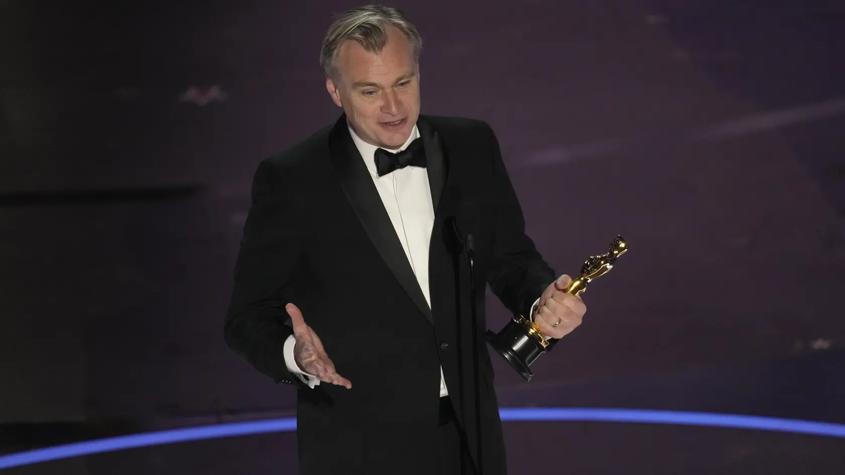 Alon Abutbul patril medzi najvýraznejšie tváre izraelského filmu. Jeho kariéra trvala desiatky rokov a objavil sa vo viac ako 100 filmoch a seriáloch. Diváci si ho pamätajú najmä ako nukleárneho vedca Leonida Pavla v hollywoodskom blockbustri od Christophera Nolana. Na snímke režisér Christopher Nolan
