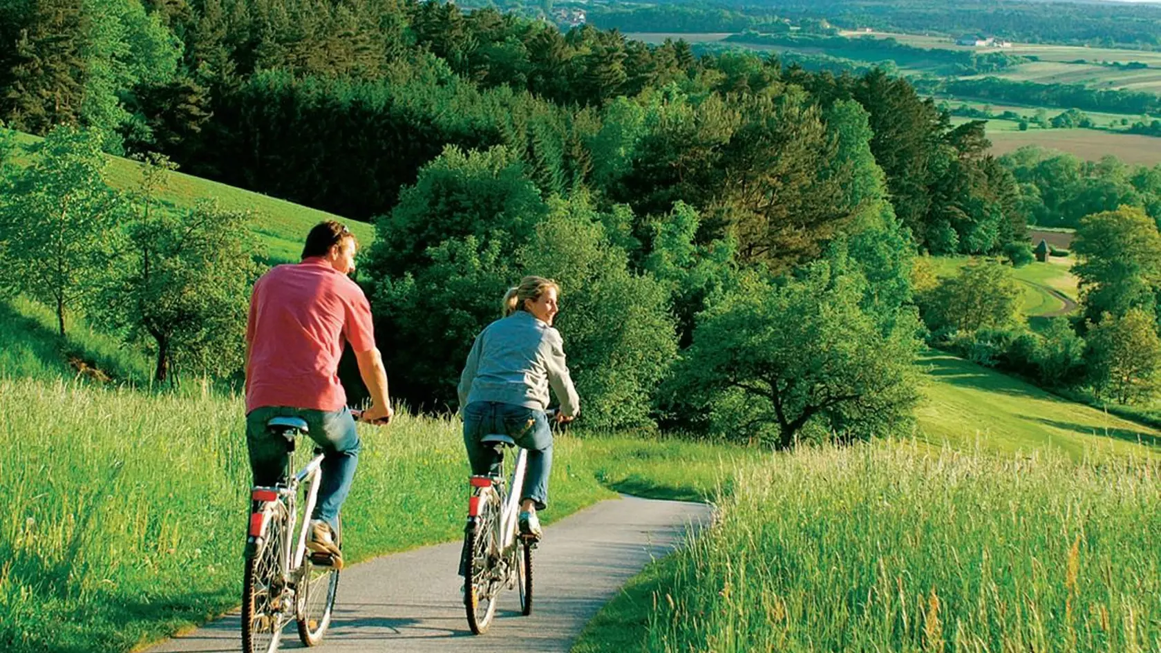 Cesta na bicykli okolo jazera stojí za to.
