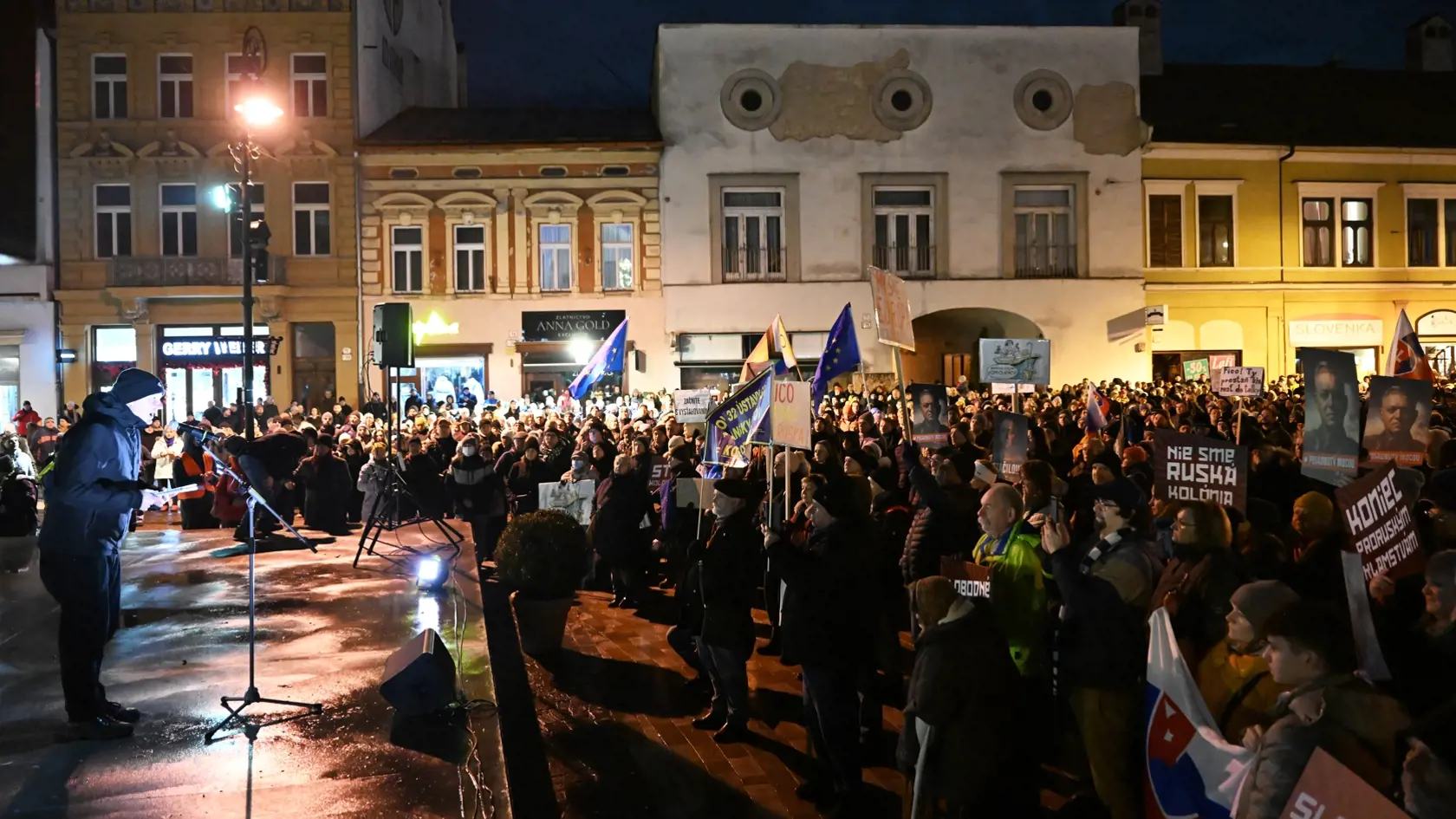 Na snímke účastníci protestu Slovensko je Európa v  Košiciach v piatok 10. januára 2025. V Bratislave, Košiciach, Banskej Bystrici, Poprade, Žiline a ďalších slovenských mestách sa v piatok konali protesty pod názvom Slovensko je Európa. Organizovalo ich občianske združenie Mier Ukrajine v reakcii na kroky vlády a predsedu vlády SR Roberta Fica (Smer-SD). FOTO TASR - František Iván