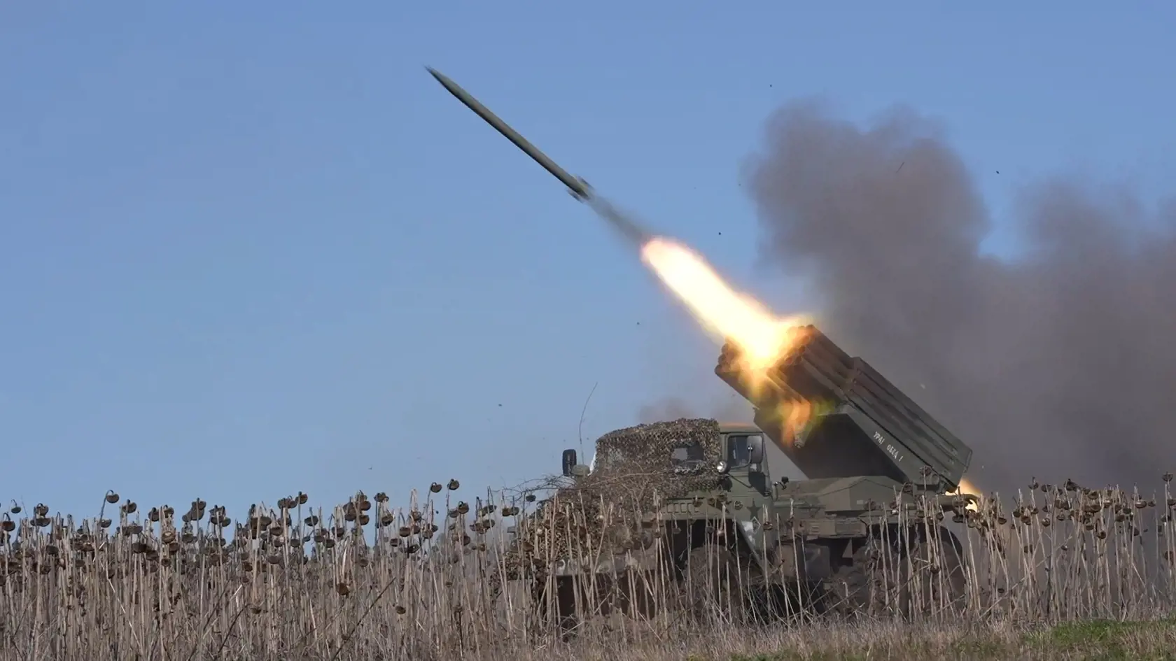 WA 22 -  Na snímke ruského ministerstva obrany zo soboty 30. marca 2024, raketa je vypálená z raketového systému ruskej armády na ukrajinské pozície na neznámom mieste. FOTO TASR/AP

In this photo taken from video released by Russian Defense Ministry Press Service on Saturday, March 30, 2024, a rocket is fired from the Russian army's missile system toward Ukrainian position at an undisclosed location. (Russian Defense Ministry Press Service photo via AP)