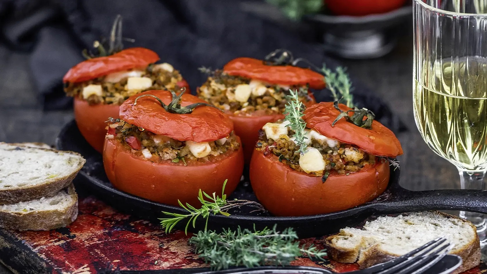 Provensalské plnené paradajky sú vynikajúcim príkladom toho, ako jednoduché ingrediencie môžu vytvoriť nezabudnuteľný pokrm. Kombinácia kvalitného mäsa, aromatických byliniek a zrelých paradajok prináša jedinečný zážitok, ktorý môžete pripraviť v pohodlí domova. Vyskúšajte tento recept a nechajte sa uniesť krásnou chuťou juhofrancúzskej kuchyne!