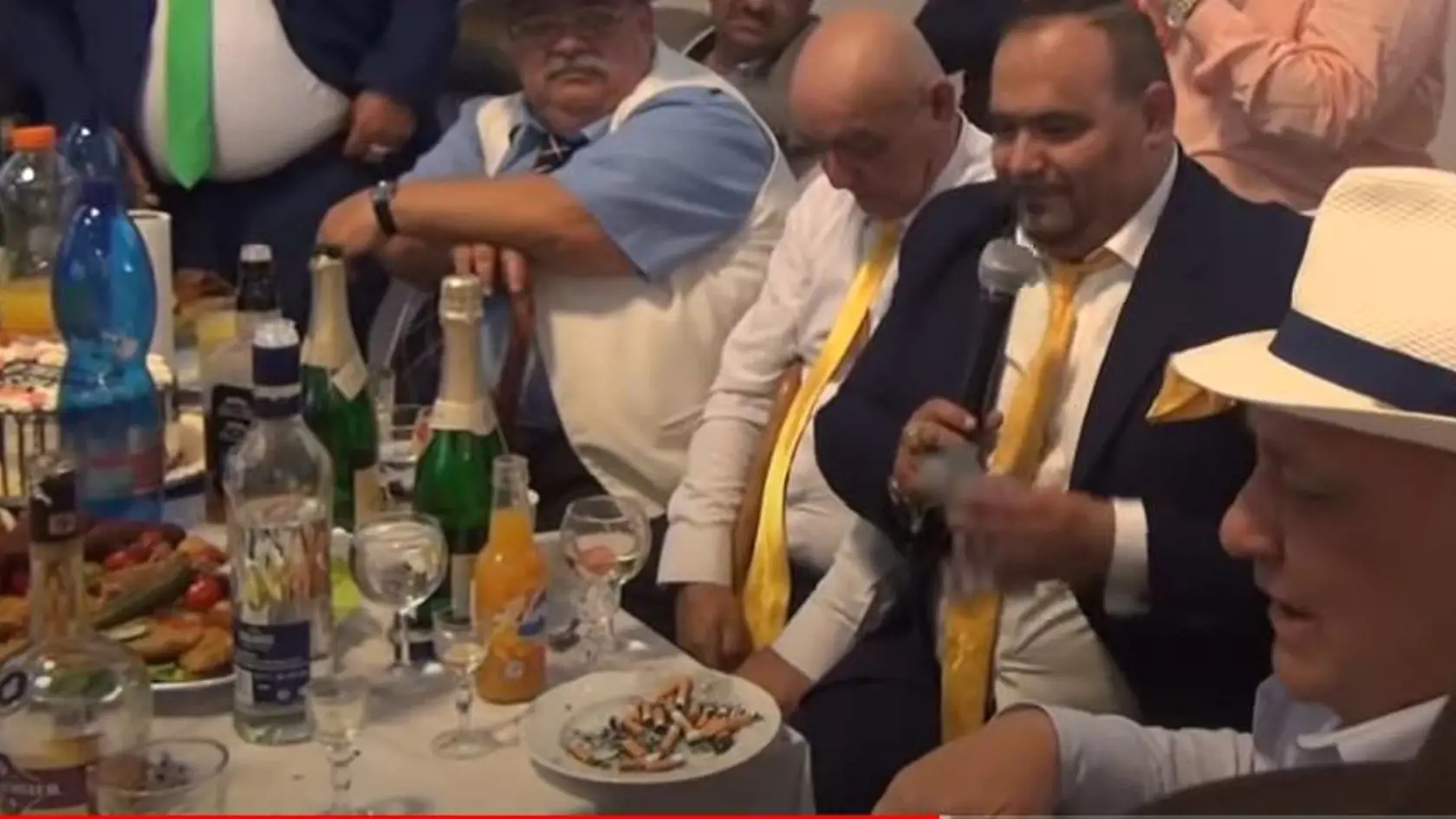 Video zachytilo príchod  primátora na oslavu. Už v tom čase sa kultúrnom dome fajčilo, hoci je to zakázané