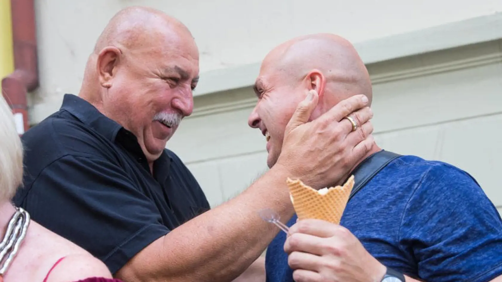 Vernisáž obrazov v galérii Andyho Hryca na ktorej sa zúčastil aj čerstvo prepustený herec Dušan Cinkota s manželkou. Na snímke Andy Hryc a Dušan Cinkota.