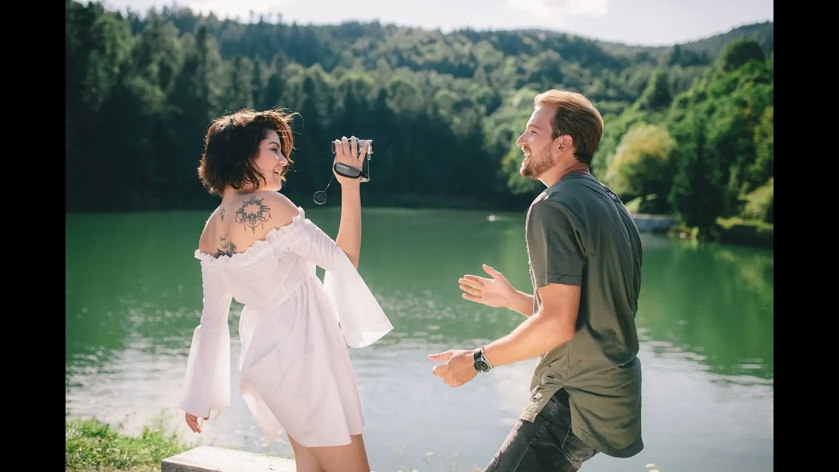 Samo Tomeček a Celeste Buckingham prekvapili spoločnou piesňou, ku ktorej natočili aj zaujímavý videoklip.  