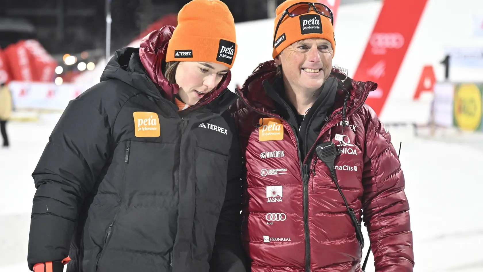 Slovenská lyžiarka Petra Vlhová (vľavo) a jej bývalý tréner Mauro Pini.