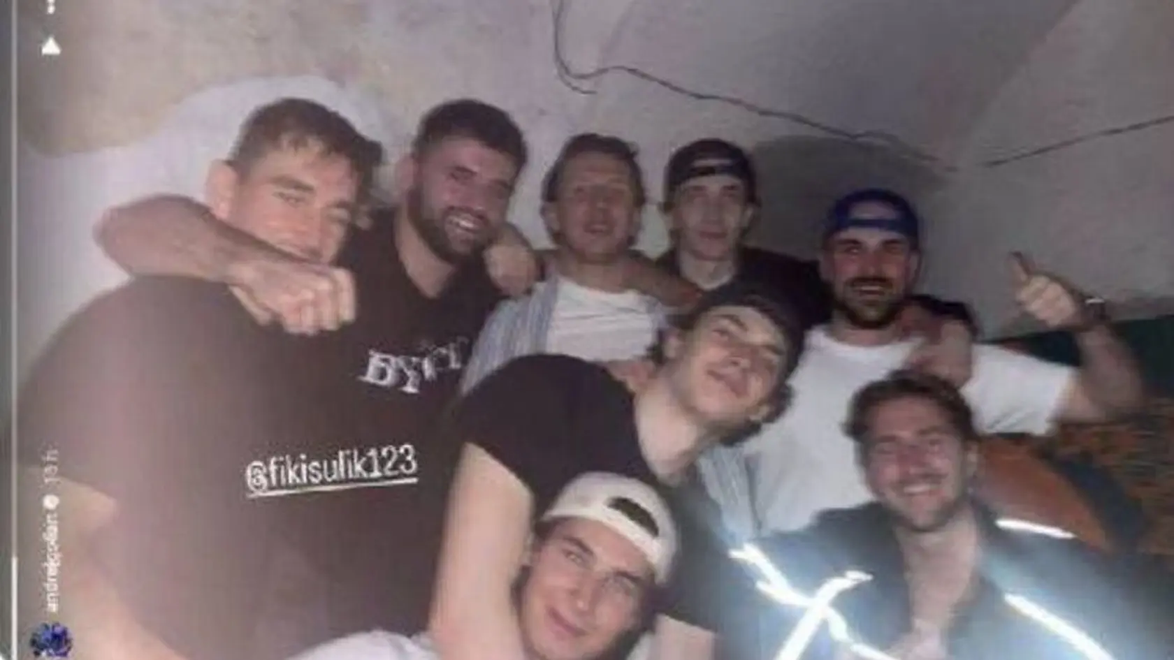 Slovenskí hokejisti si urobili fotku s kontroverzným Filipom Sulíkom.