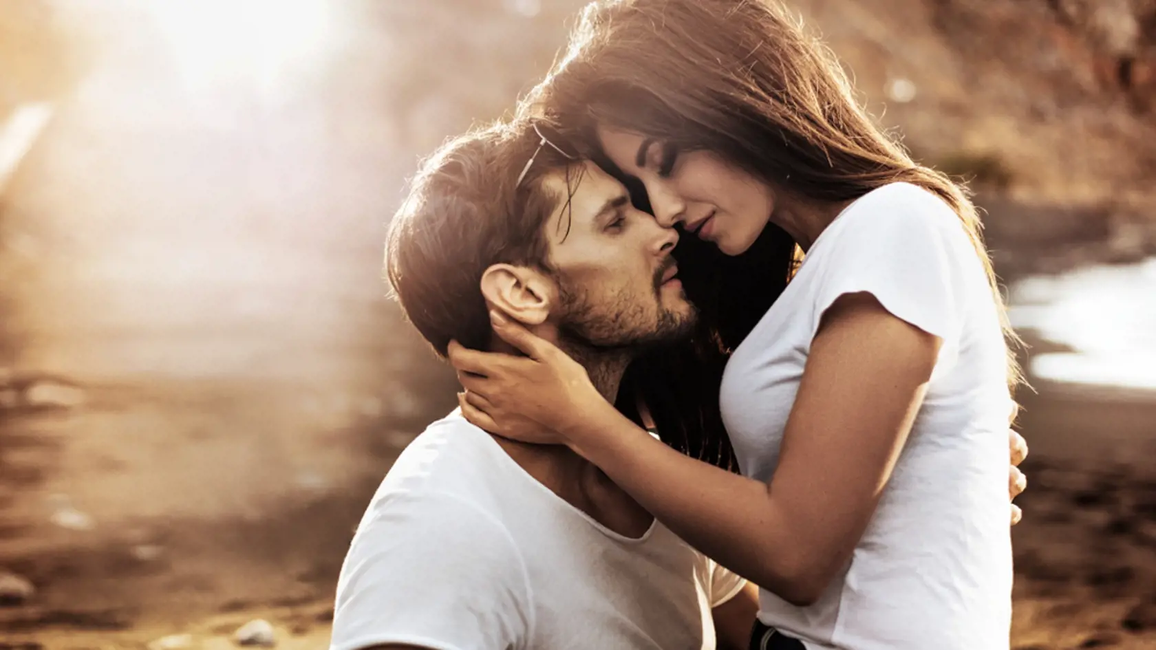 Handsome,Man,Hugging,His,Woman,On,A,Beach