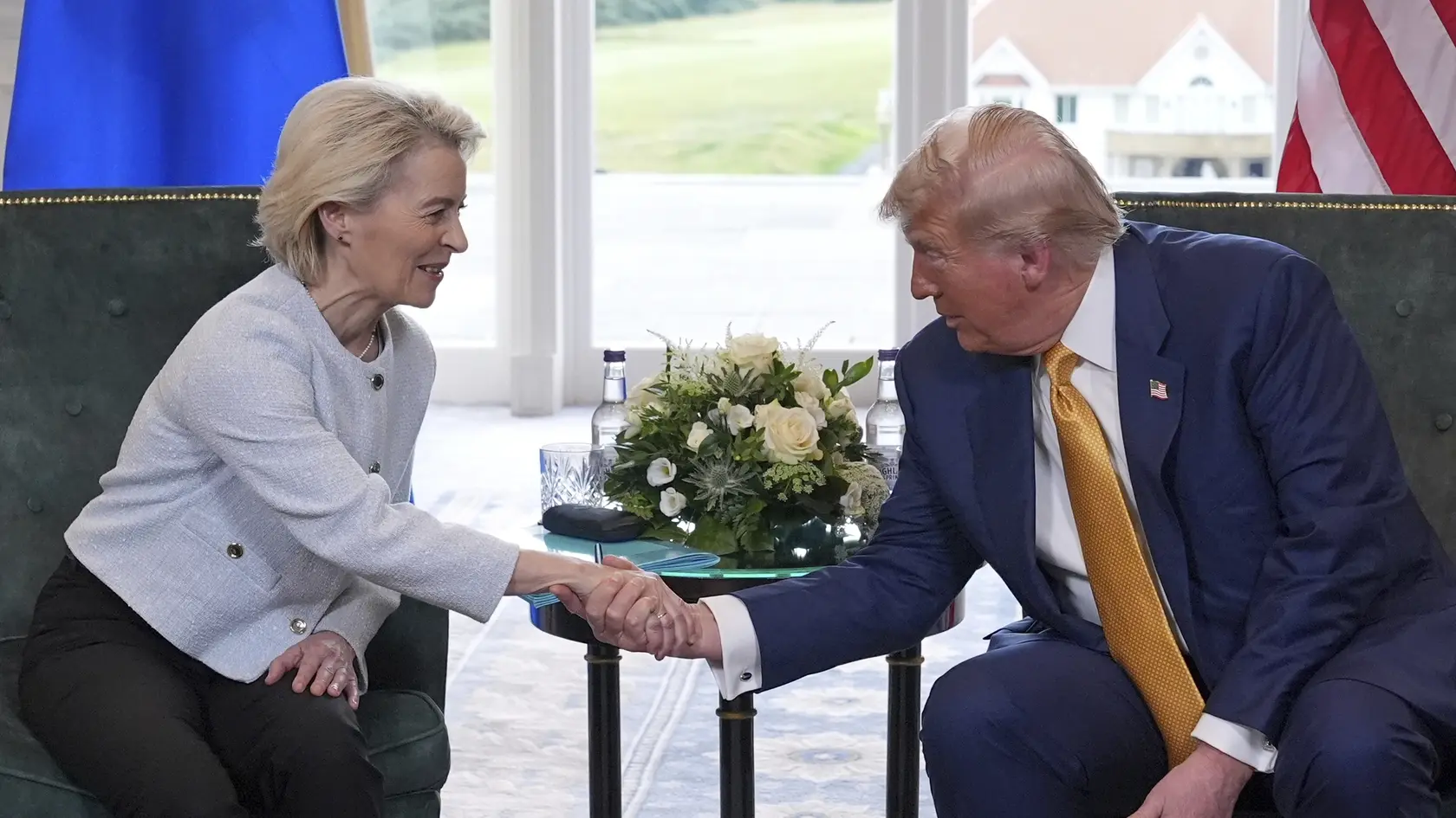 WA 63 Turnberry - Na snímke americký prezident Donald Trump a šéfka Európskej komisie (EK) Ursula von der Leyenová si podávajú ruky počas stretnutia v škótskom Turnberry v nedeľu 27. júla 2025. FOTO TASR/AP

President Donald Trump shakes hands with European Commission President Ursula von der Leyen as they meet at the Trump Turnberry golf course in Turnberry, Scotland Sunday, July 27, 2025. (AP Photo/Jacquelyn Martin)