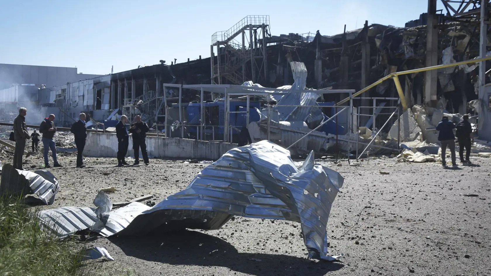 KK27 Odesa - Ľudia stoja pred zničenou budovou počas 76. dňa ruskej invázie na Ukrajinu 10. mája 2022 v Odese. Tri ruské hypersonické rakety Kinžal odpálené z lietadla zasiahli v pondelok dva hotely v oblasti juhoukrajinského prístavného mesta Odesa. Sedem rakiet, avšak nie typu Kinžal, odpálila ruská armáda na nákupné centrum v Odese, pričom usmrtila jednu osobu a zranila päť ďalších. FOTO TASR/AP
People stand near a destroyed building on the outskirts of Odesa, Ukraine, Tuesday, May 10, 2022. 