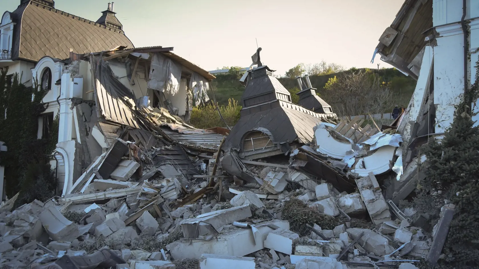 WA 37 Odesa - Na snímke hotel v Odese, ktorý zničila raketa počas 74. dňa ruskej invázie na Ukrajinu v nedeľu 8. mája 2022. Ruská armáda v nedeľu zasiahla Odesu tromi raketami, z ktorých dve zasiahli obytné oblasti. FOTO TASR/AP

 
The Grande Pettine Hotel is destroyed by a missile in Odessa, Ukraine, Sunday, May 8, 2022. The Russian army on Sunday hit Odessa with three missiles, two of them hit residential areas. (AP Photo/Max Pshybyshevsky)