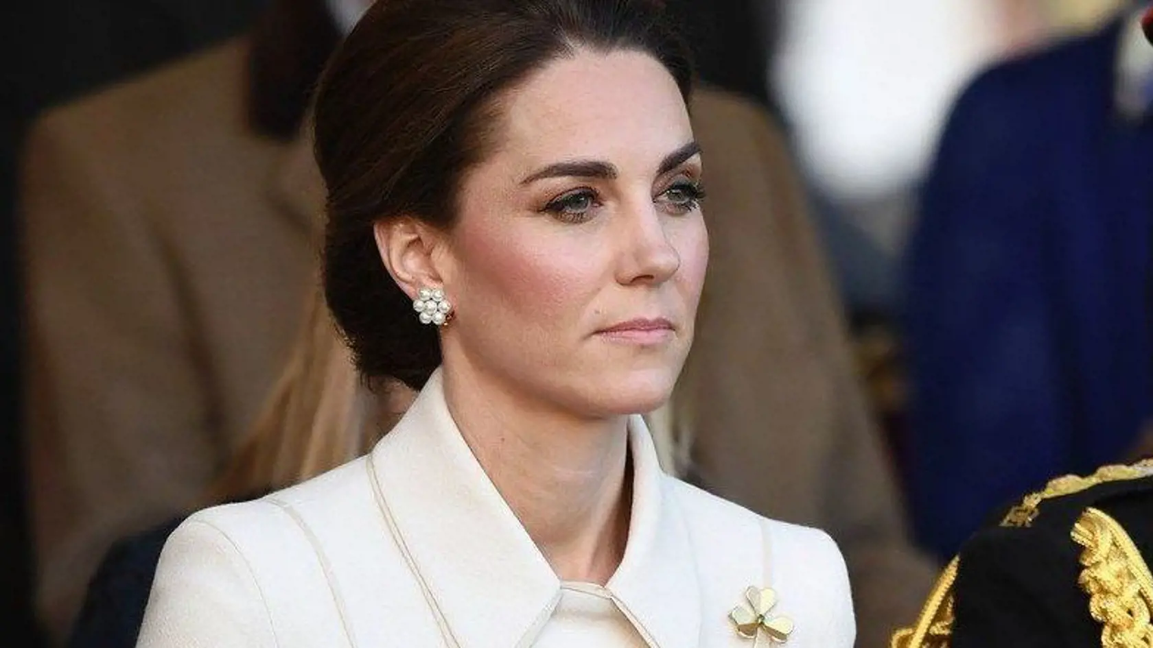 Princ William momentálne so svojou manželkou vychováva tri deti. Dve najstaršie, princ George a princezná Charlotte, už chodia do školy. S výchovou a starostlivosťou o najmladšieho princa Louisa pomáha rodičom kráľovské služobníctvo, vďaka ktorému zvláda Kate rolu matky o čosi ľahšie.