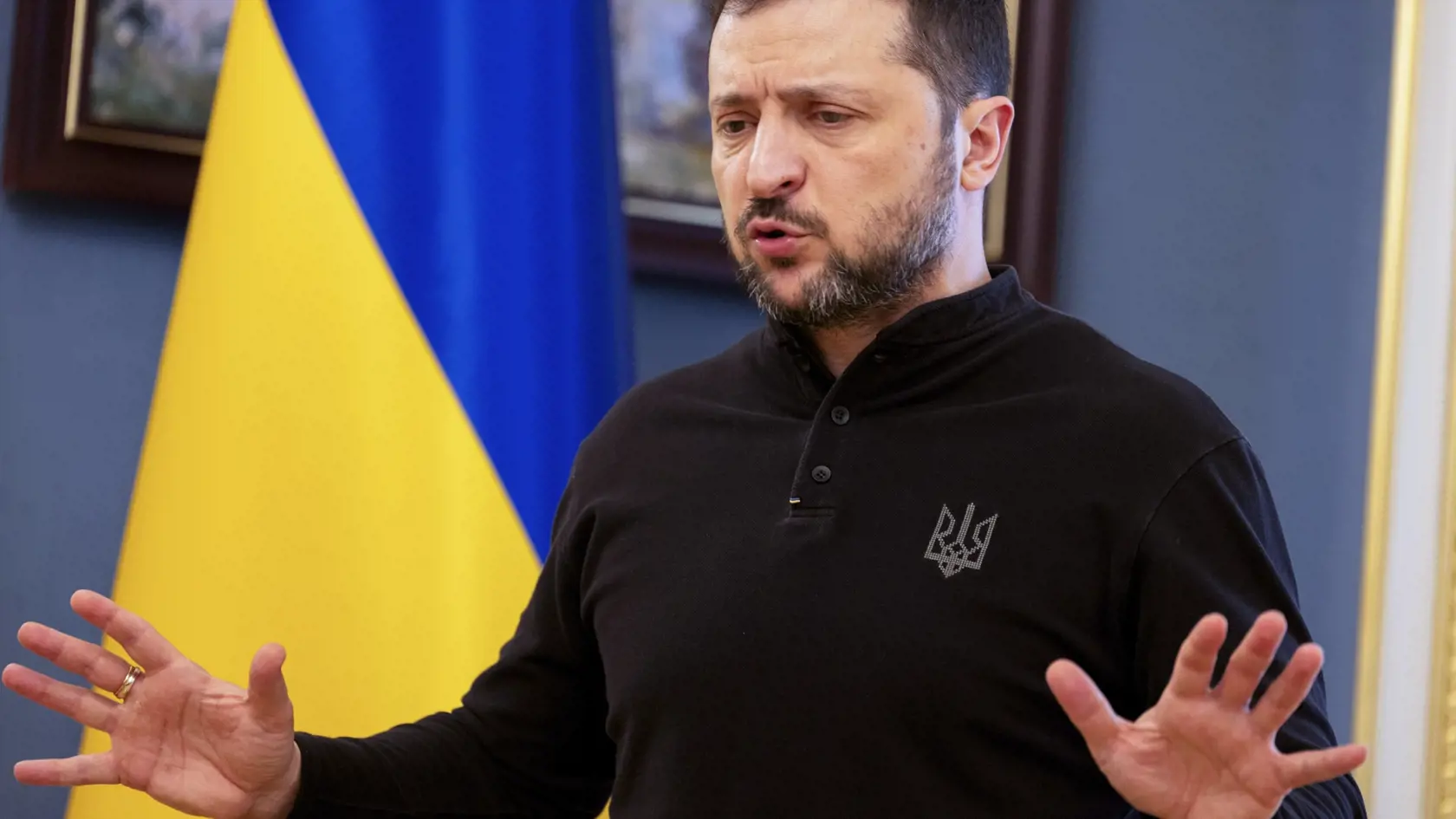 WA 35 Kyjev - Ukrajinský prezidnet Volodymyr Zelenskyj reaguje na tlačovej konferencii v Kyjeve v stredu 19. februára 2025. Zelenskyj usporiadal tlačovú konferenciu deň po rokovaniach ruskej a americkej delegácie v Saudskej Arábii, na ktorú Kyjev nepozvali.  Zelenskyj v stredu v Kyjeve vyhlásil, že chce od svojich západných partnerov získať pevné bezpečnostné záruky, ktoré by umožnili ukončenie vojny s Ruskom ešte v roku 2025.  Podľa medializovaných informácií o americkom návrhu dohody o ťažbe nerastných surovín požadujú USA od Ukrajiny polovicu všetkých jej zásob nerastných surovín vrátane kovov ako lítium, titán alebo urán. Kyjev by tieto zdroje mal Washingtonu poskytnúť výmenou za doterajšiu pomoc, ktorú dodala predchádzajúca administratíva prezidenta Joea Bidena. Podľa súčasného prezidenta Trumpa USA od Ukrajiny potrebujú až 500 miliárd dolárov. Zelenskyj v tejto súvislosti spresnil, že USA dodali jeho krajine zbrane v hodnote 67 miliárd dolárov a 31,5 miliardy dolárov v rámci rozpočtovej podpory. Doplnil, že americké požiadavky "nie sú serióznym rozhovorom" a že svoju krajinu nemôže predať. FOTO TASR/AP

Ukraine's President Volodymyr Zelensky gives a press conference in Kyiv, Wednesday, Feb. 19, 2025. (Tetiana Dzhafarova/Pool Photo via AP)