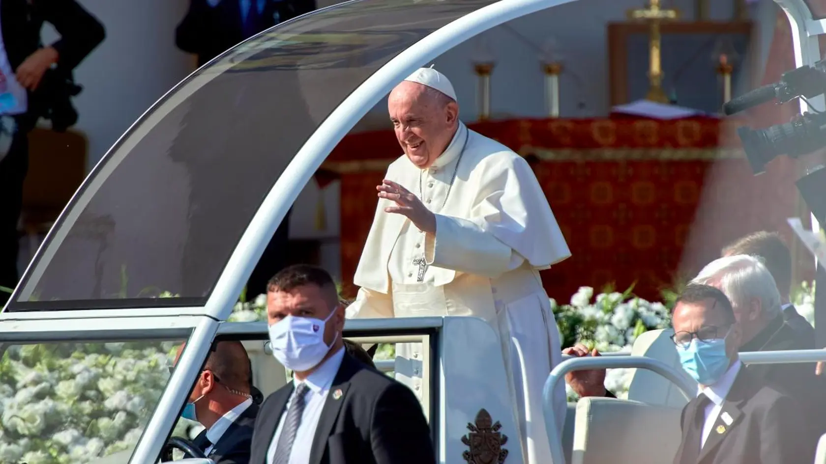 Jazda papamobilom pomedzi veriacich pred prešovskou mestskou halou pred začiatkom svätej liturgie.