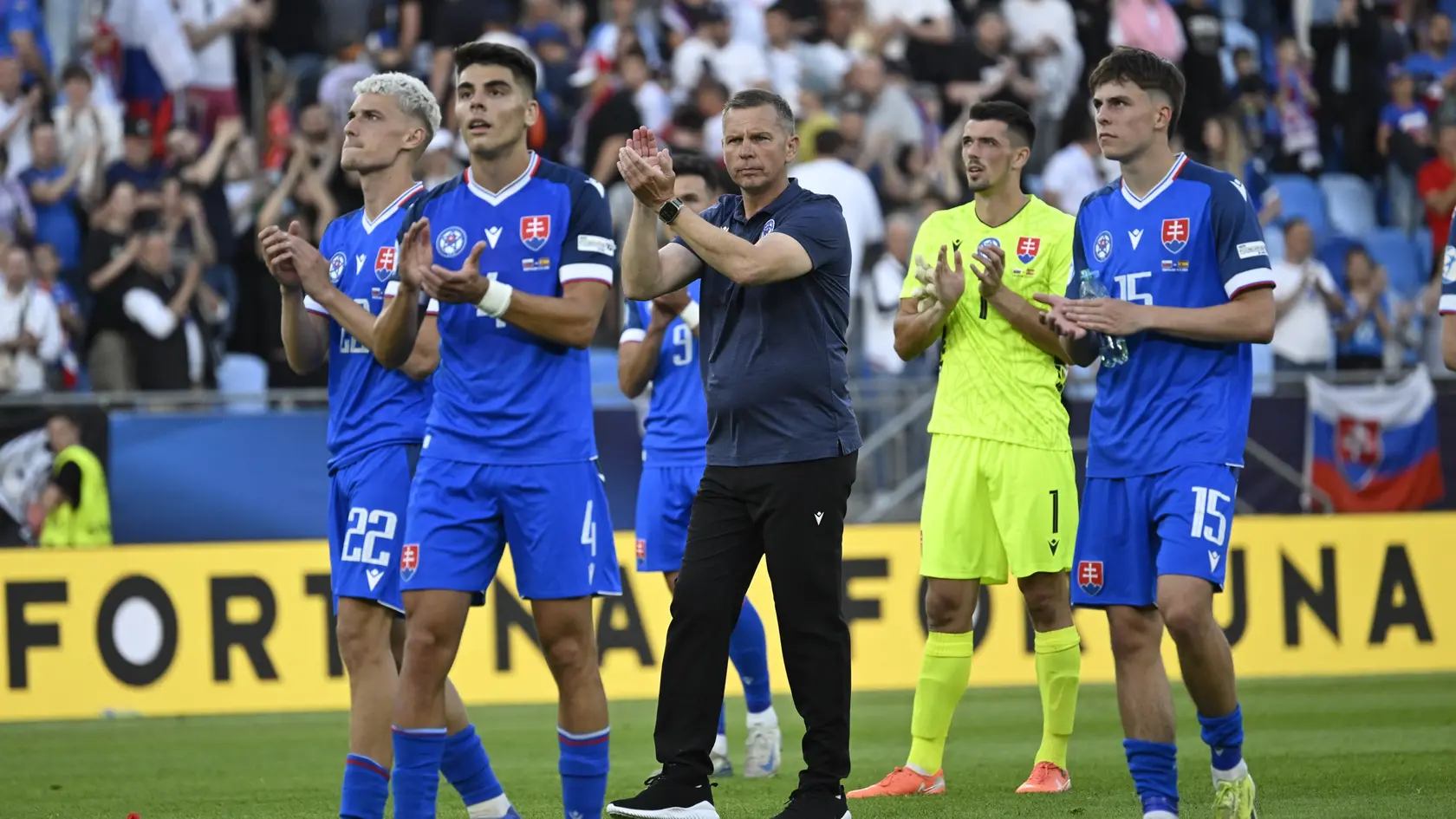 Slovenskí futbalisti a tréner Jaroslav Kentoš ďakujú divákom za podporu.